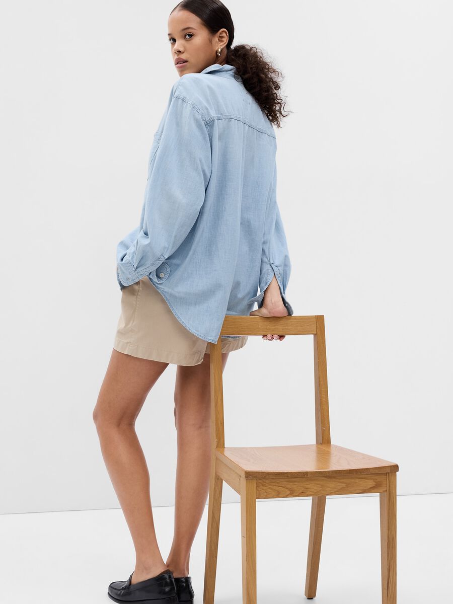 Oversized shirt in denim with pockets_2