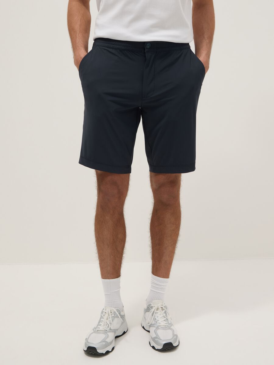 Bermudas chino azuis em tecido el&aacute;stico, corte regular_2