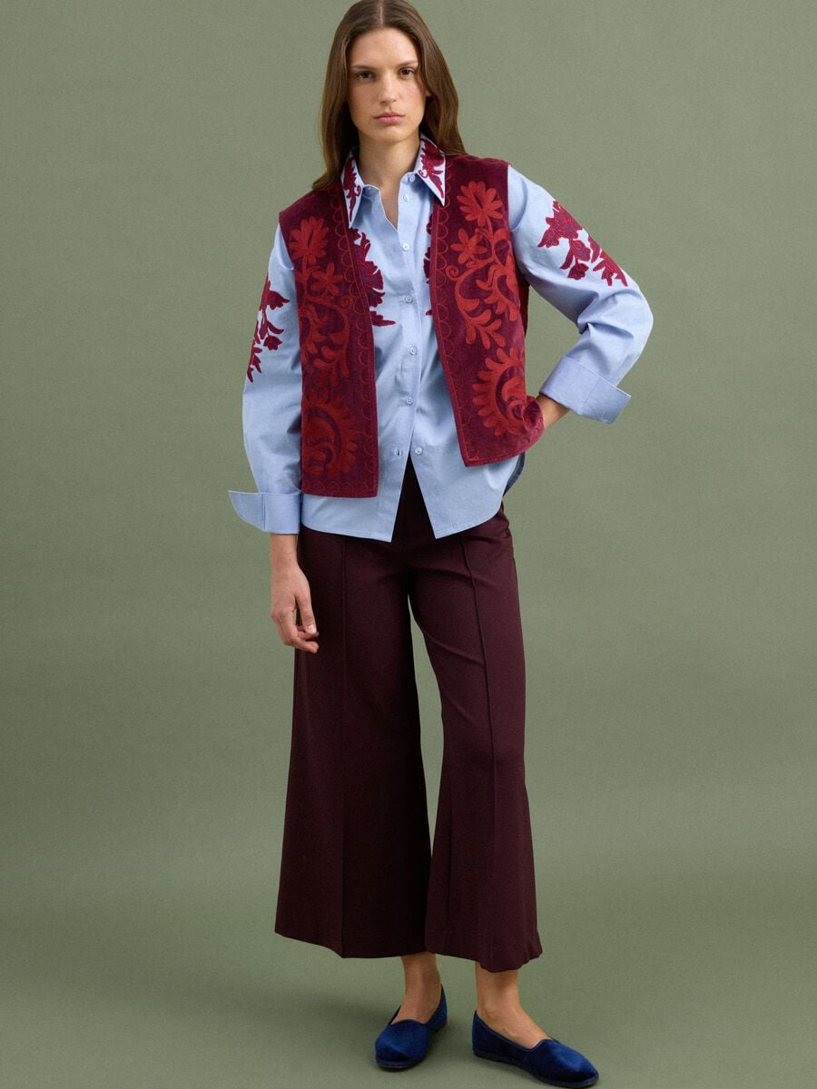 Gilet rosso in puro cotone con ricami floreali_1