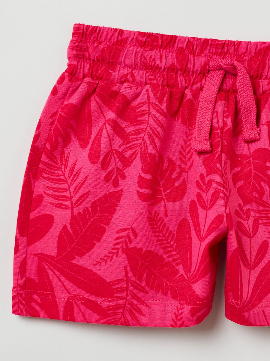 Shorts con estampado integral de hojas tropicales_1