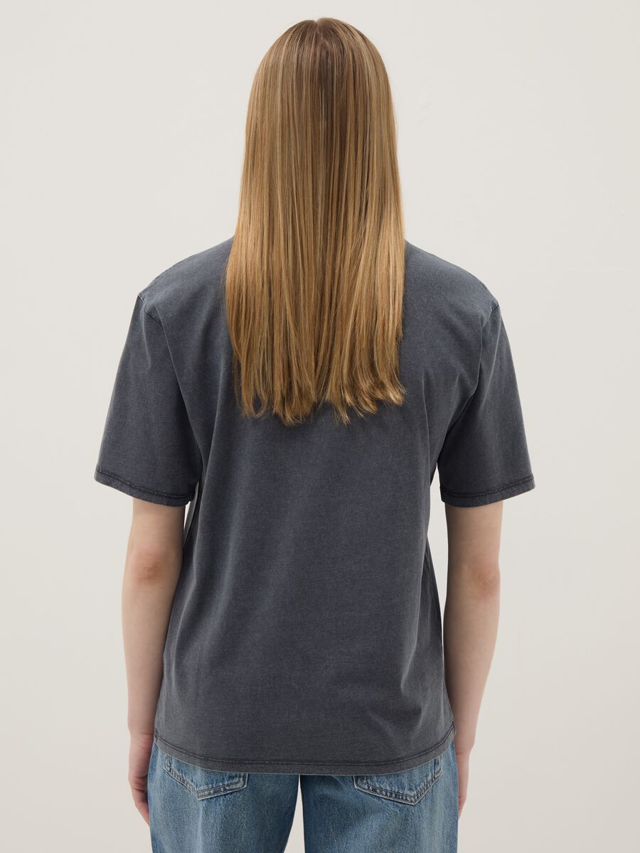 Graues T-Shirt aus reiner Baumwolle im entspannten Schnitt mit Druck_3
