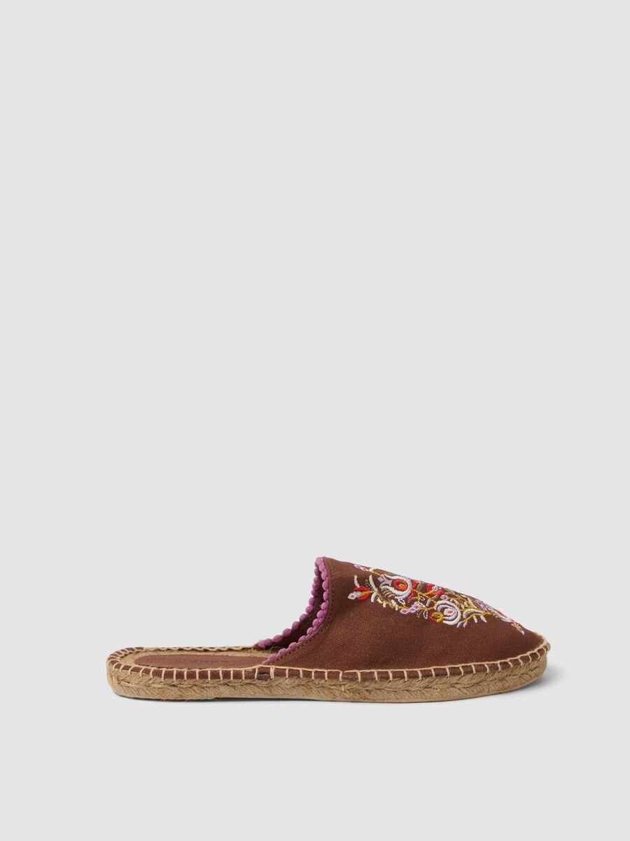 Embroidered Brown Sandals_0