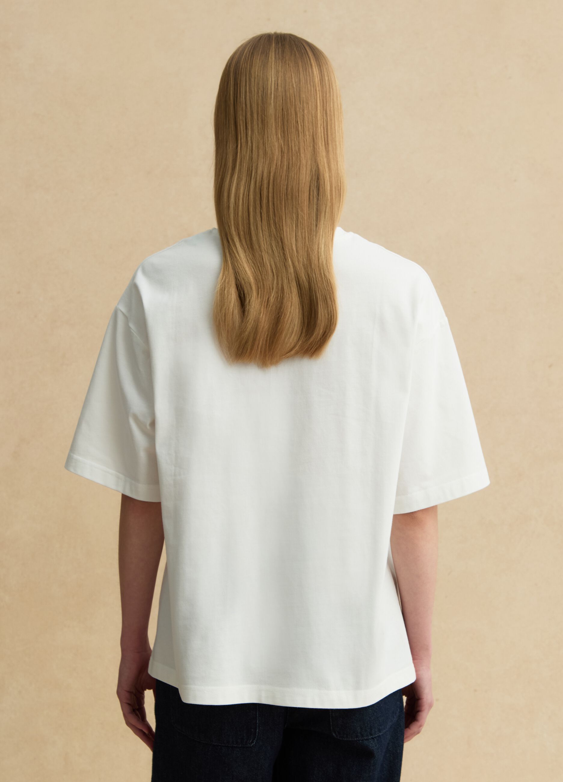 T-shirt branca regular fit em algod&atilde;o puro com bordado vazado