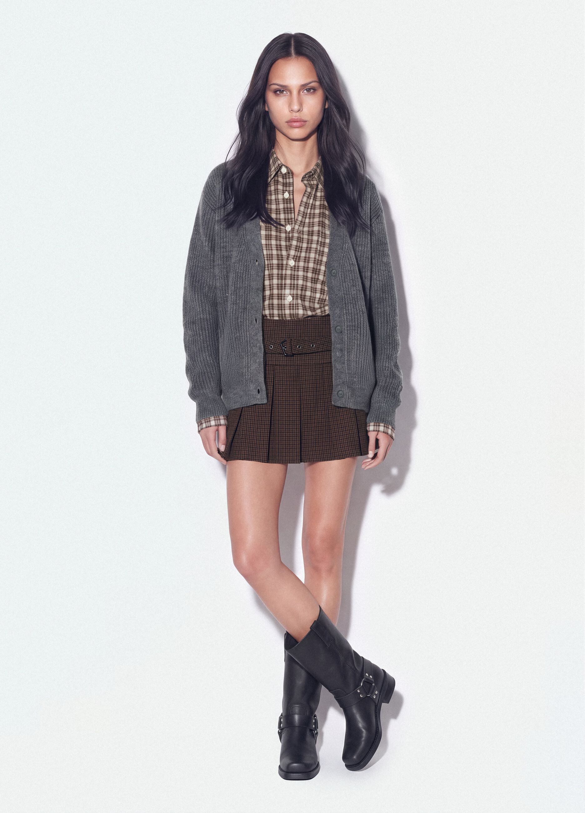 Graue Strickjacke aus elastischer Wolle mit tiefem V-Ausschnitt, Oversize-Fit