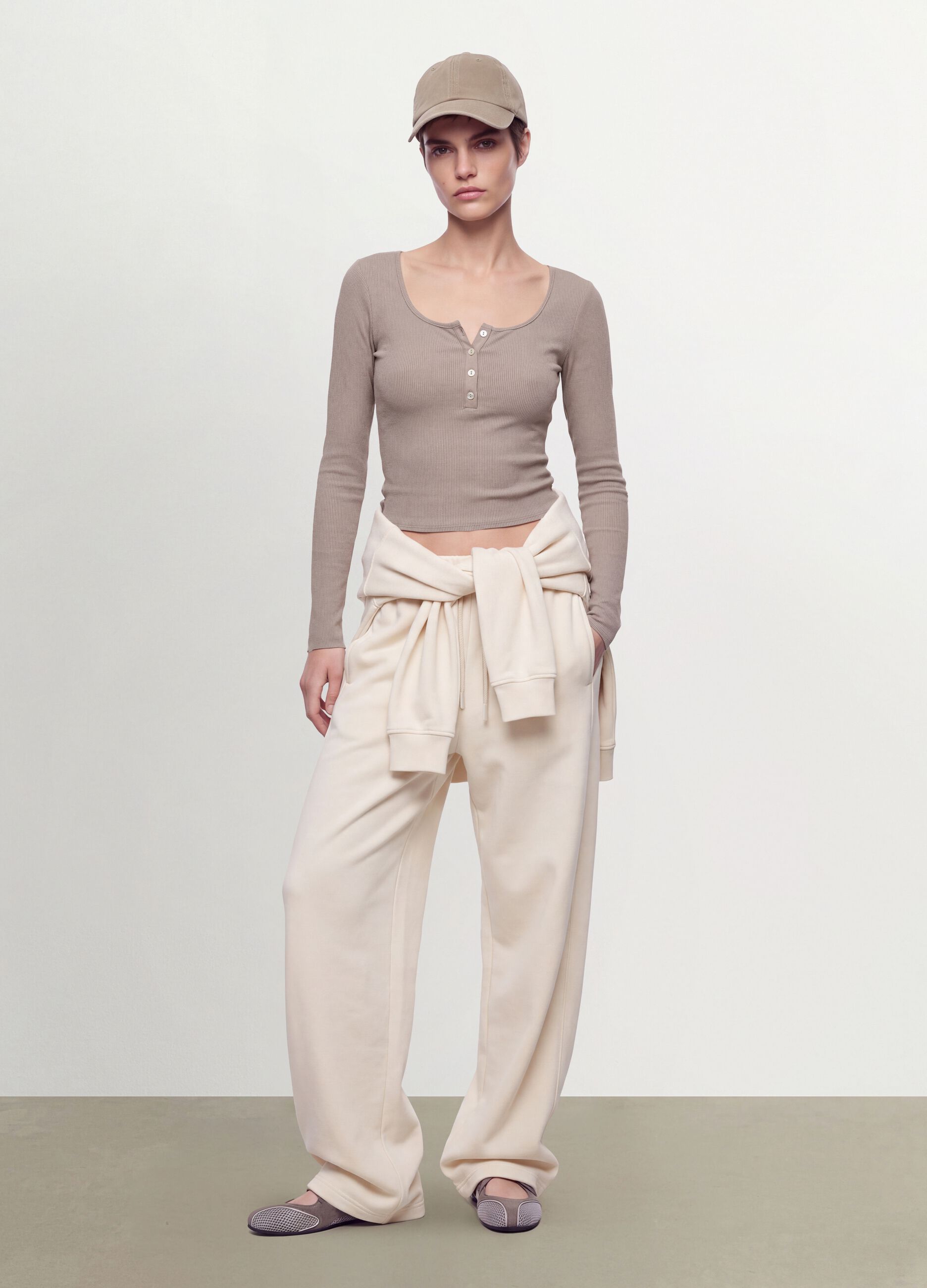 T-shirt bege em viscose el&aacute;stica com gola redonda