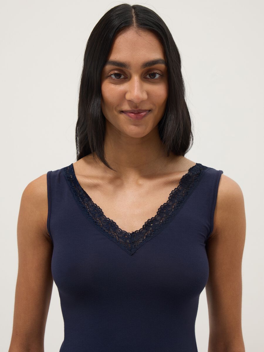 Blaue dehnbare Viskose-Tanktop mit tiefem V-Ausschnitt und Spitze, normale Passform_1