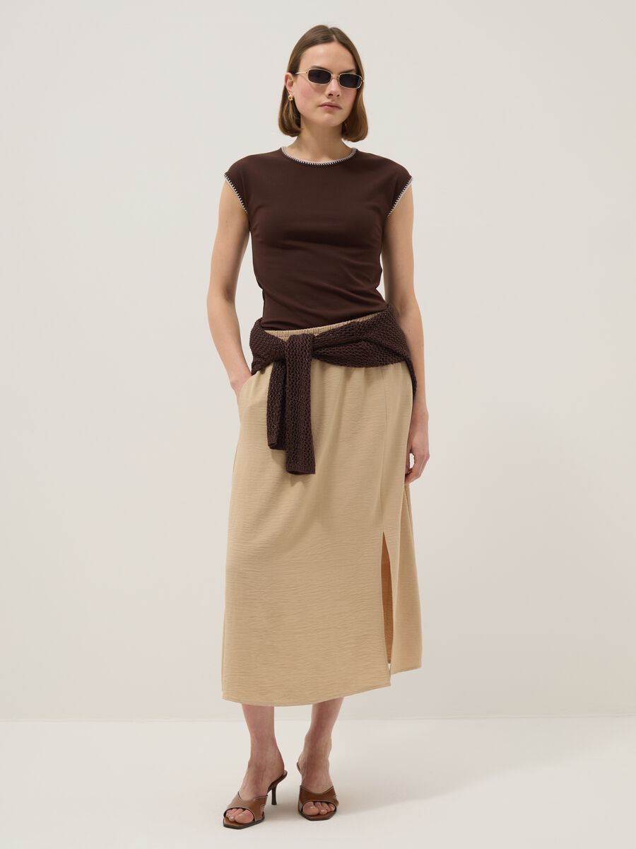 Braunes Regular-Fit T-Shirt aus elastischer Baumwolle mit N&auml;hten_1