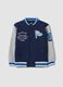 Felpa blu in misto cotone con girocollo e stampe college over fit_0