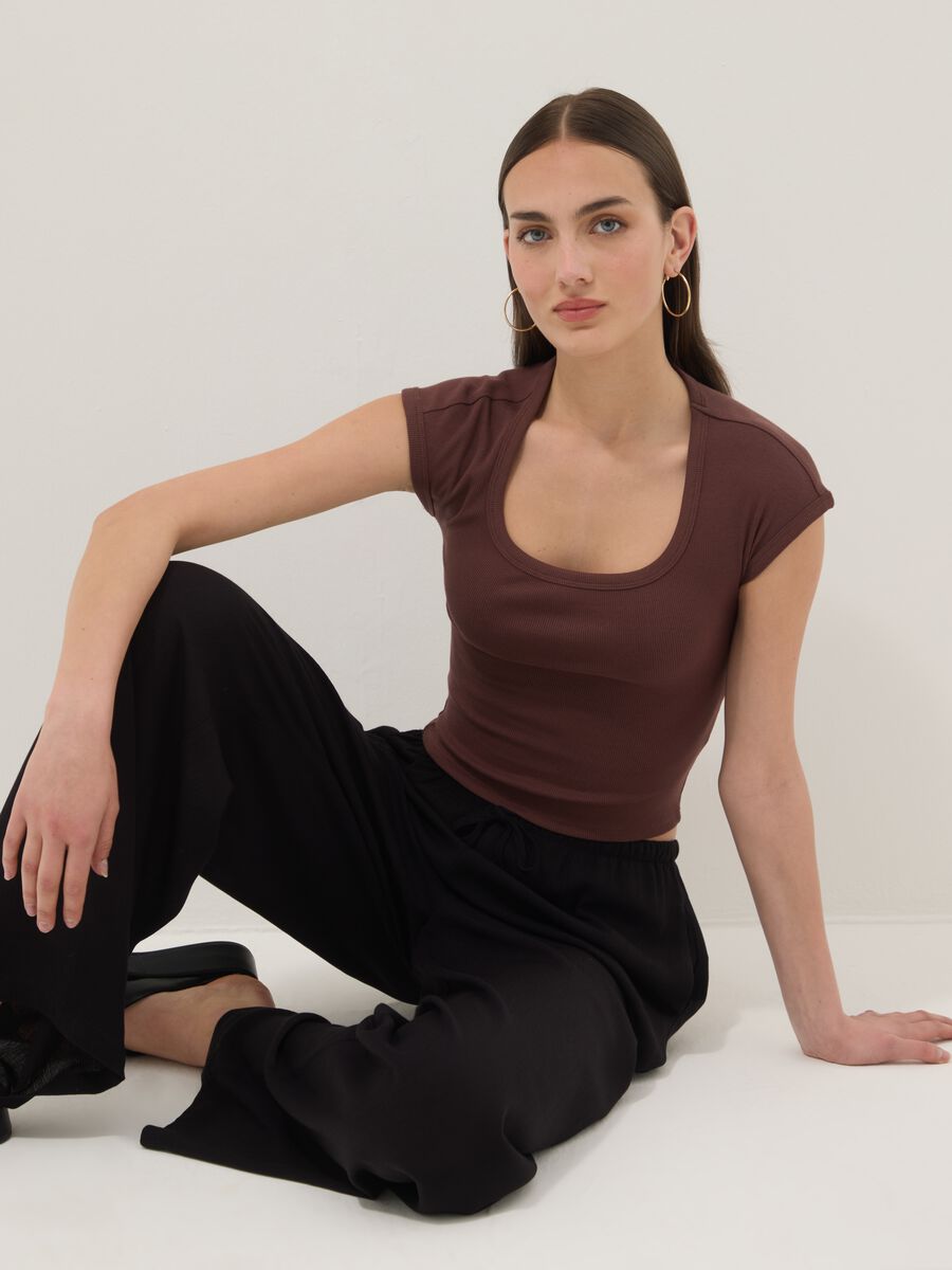 Camiseta marr&oacute;n de algod&oacute;n el&aacute;stico de manga corta_0