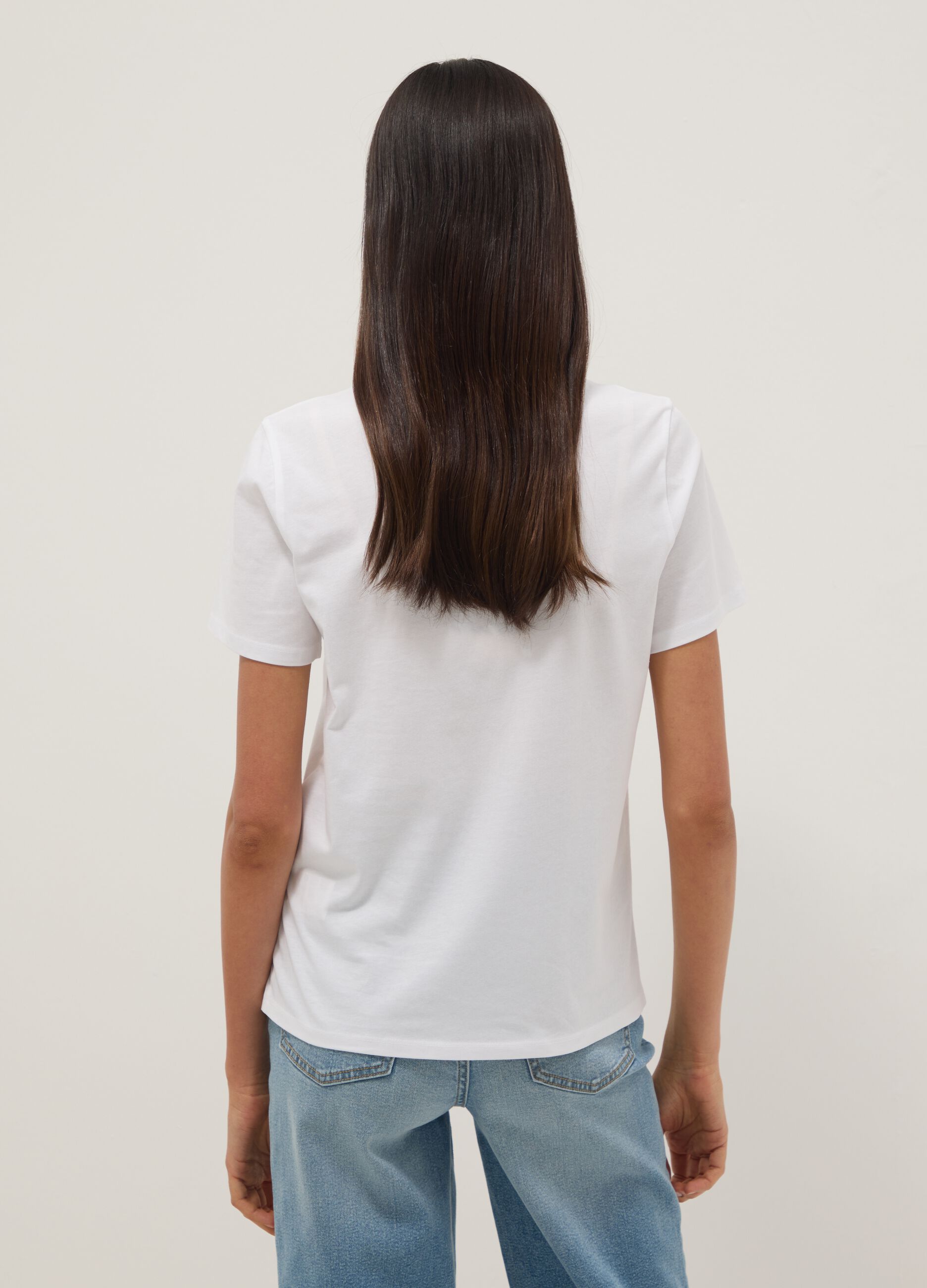 &Lambda;&epsilon;&upsilon;&kappa;ό T-shirt &alpha;&pi;ό 100% &beta;&alpha;&mu;&beta;ά&kappa;&iota;, regular fit, &mu;&epsilon; &kappa;&epsilon;&nu;&tau;&eta;&mu;έ&nu;&eta; &tau;&sigma;&epsilon;&pi;&omicron;ύ&lambda;&alpha;