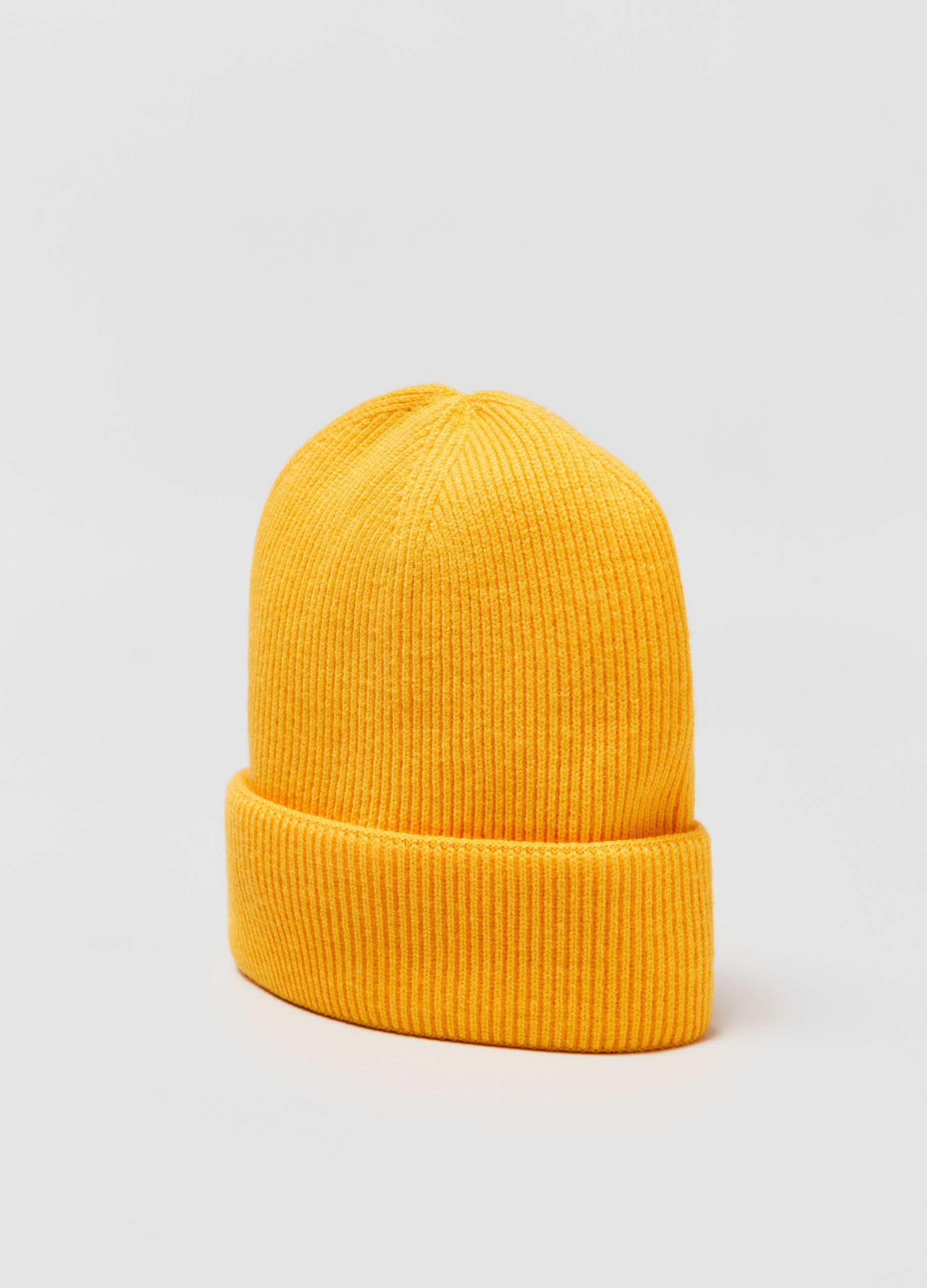 Ribbed hat with fold