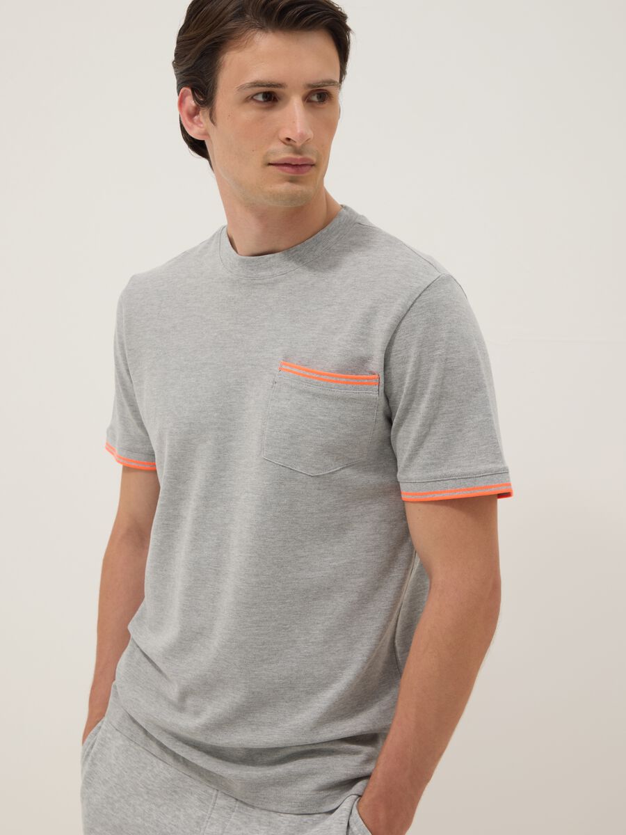 Graues T-Shirt aus Stretch-Baumwolle mit Brusttasche_0