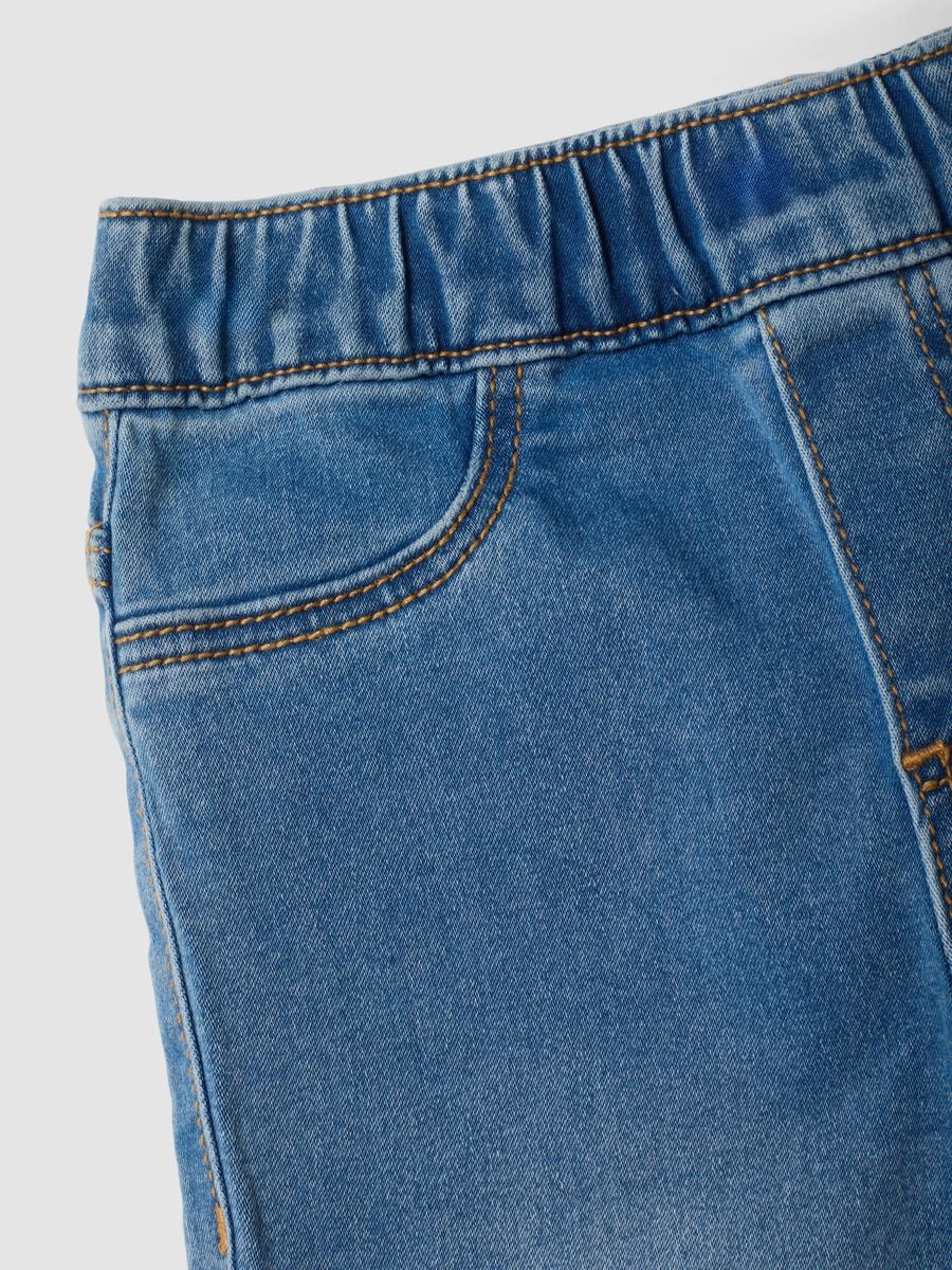 Jeggings denim in cotone elasticizzato a zampa con strass per bambina_2