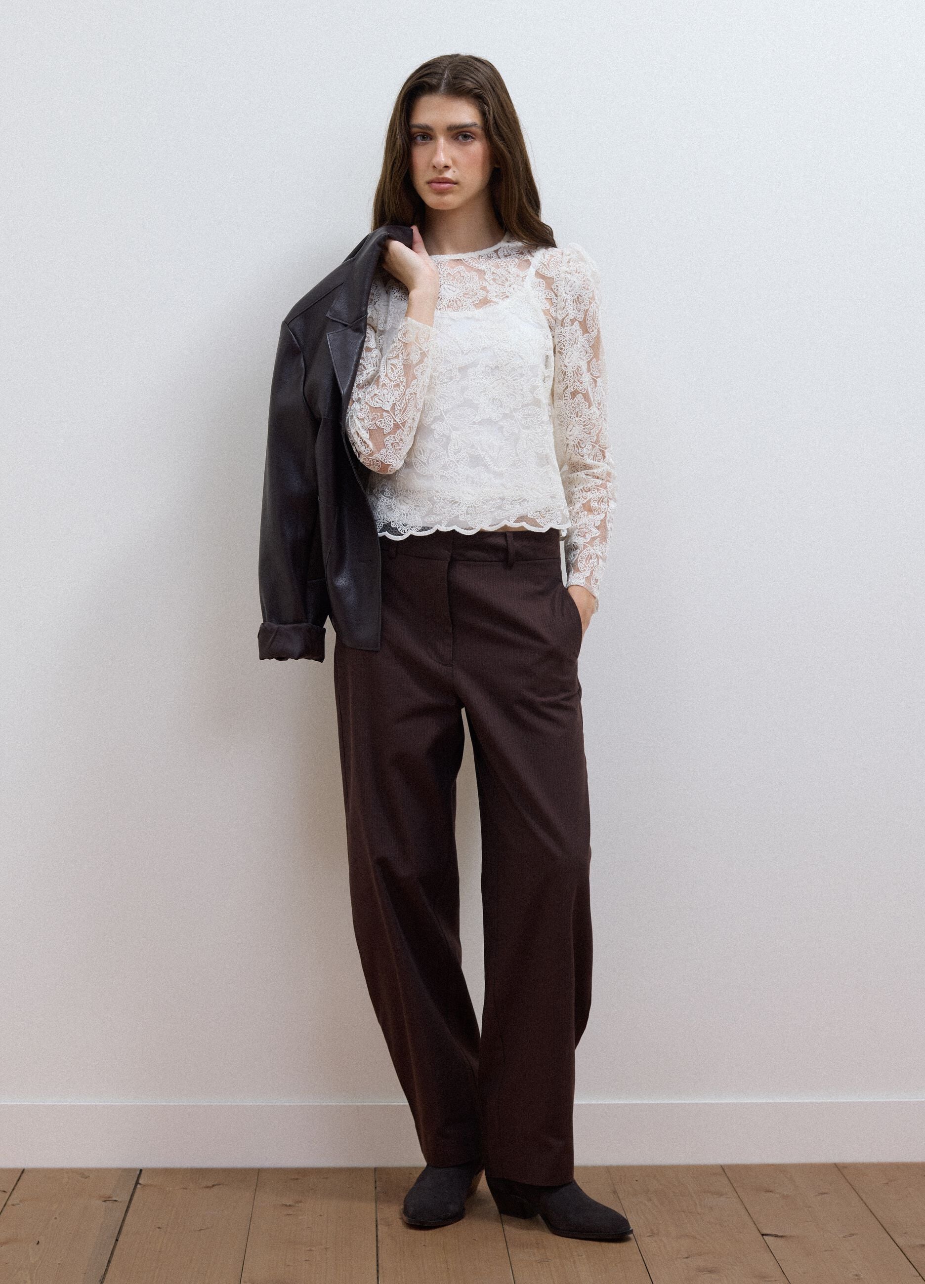 Blusa bianca in misto cotone con pizzo floreale slim fit