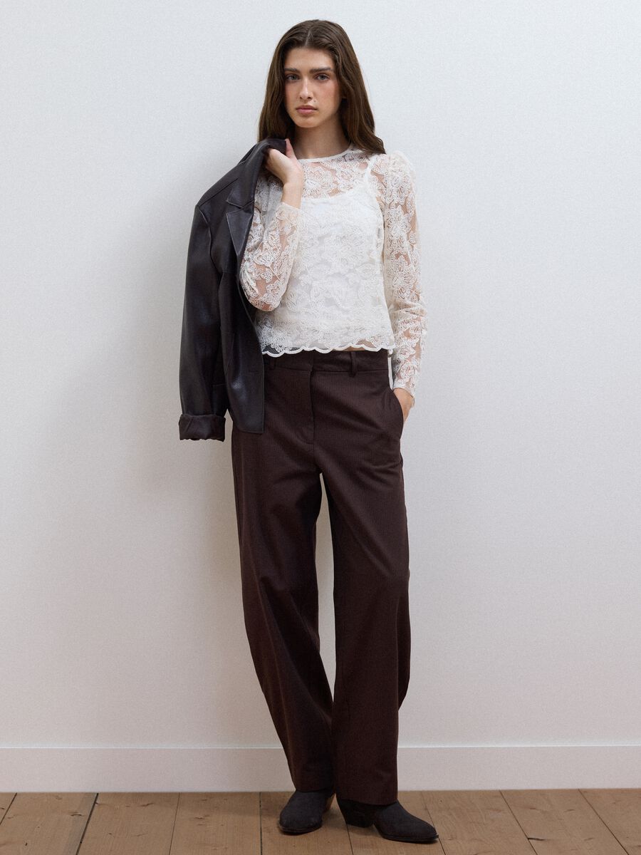 Blusa bianca in misto cotone con pizzo floreale slim fit_2