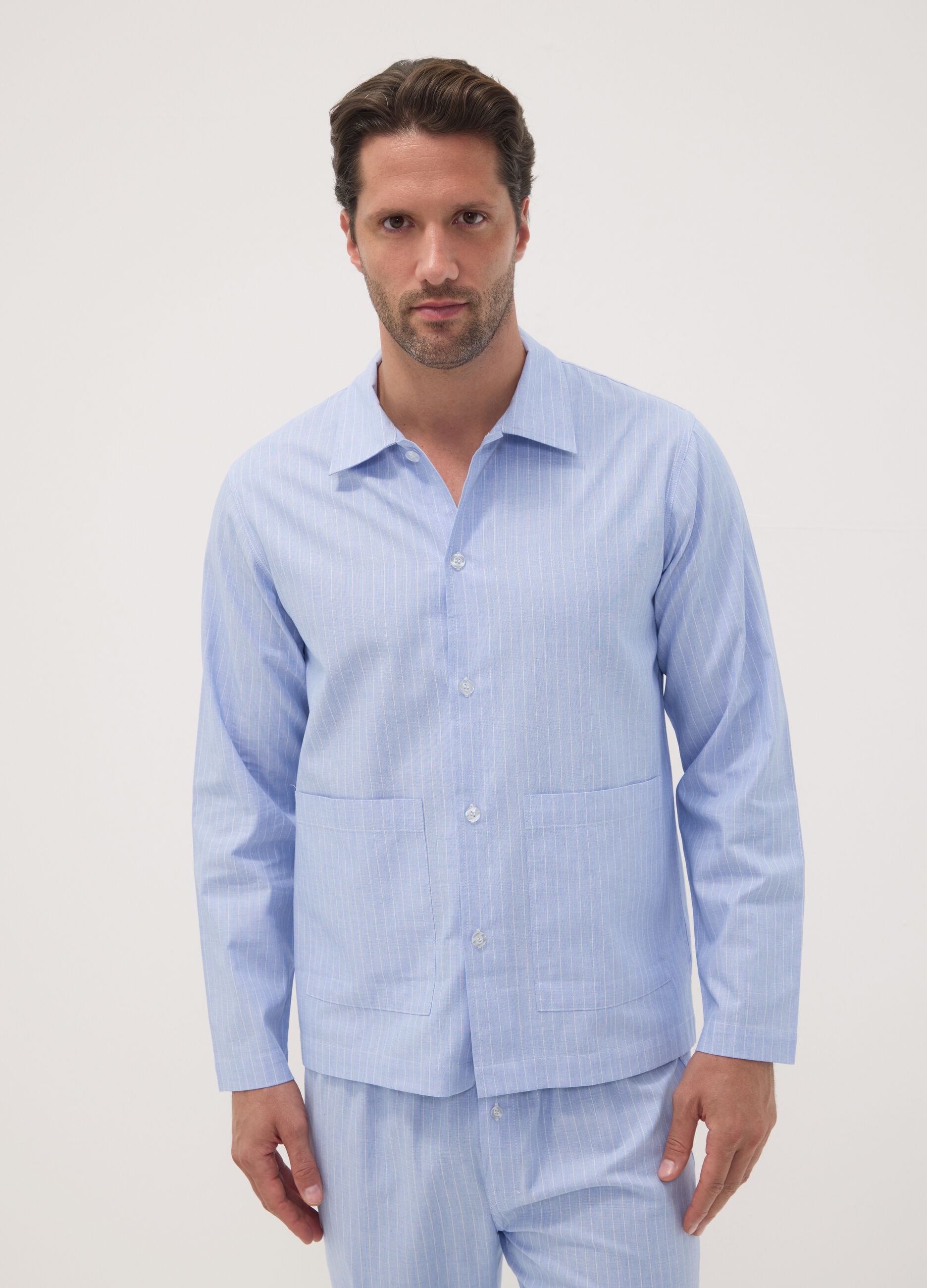 Blau gestreifter Pyjama aus reiner Bio-Baumwolle mit Kragen