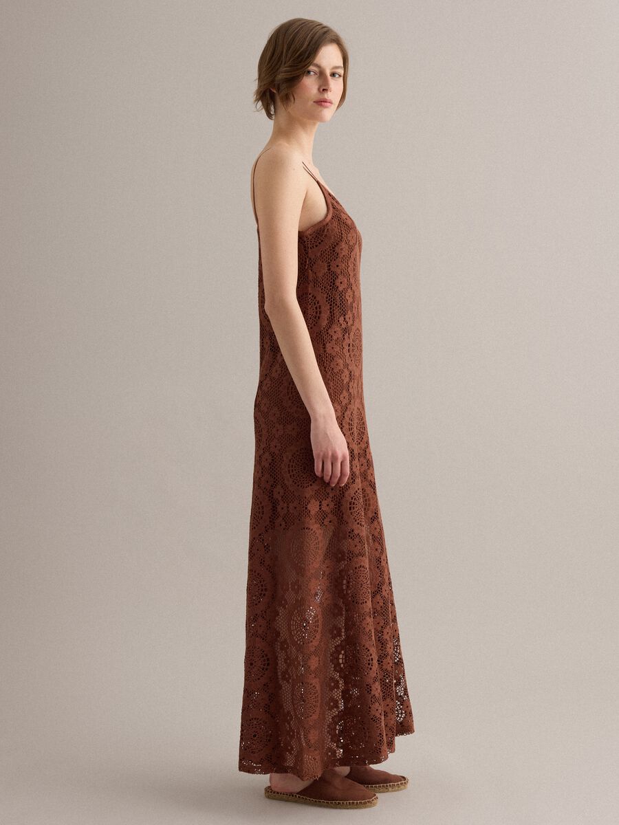 Long brown crochet dress with V-neck, regular fit_2