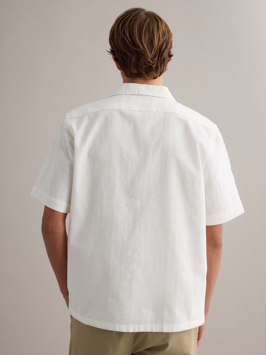 Wei&szlig;es Regular-Fit-Hemd aus reiner Baumwolle mit Streifen und Brusttasche_3