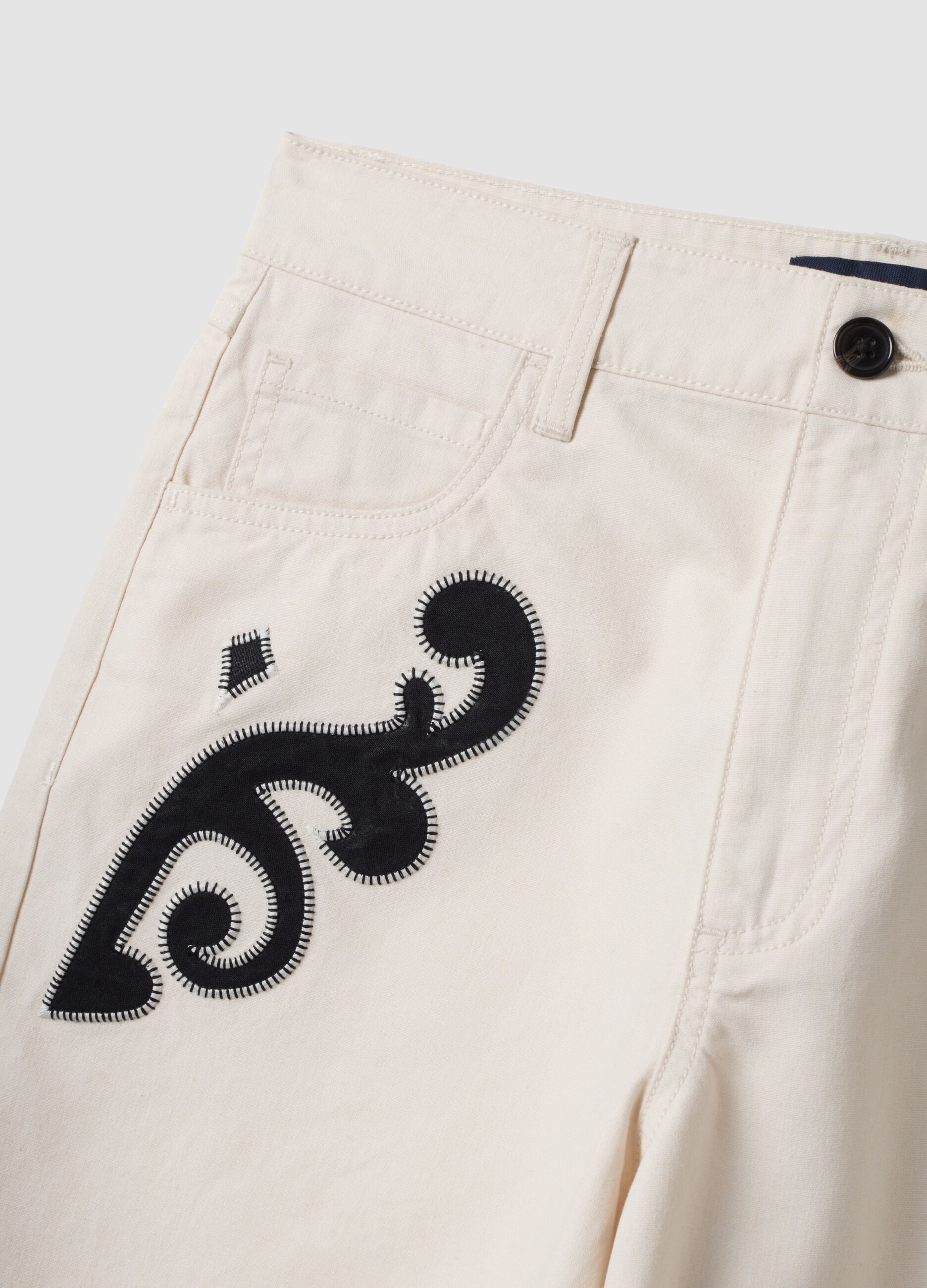 Shorts bianchi in misto lino e lyocell con ricami a contrasto regular fit