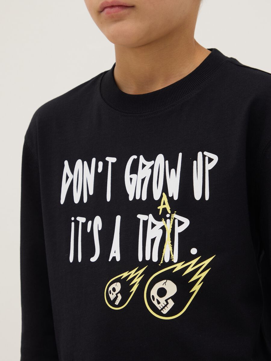 Black pure cotton regular fit t-shirt with print for boys_2