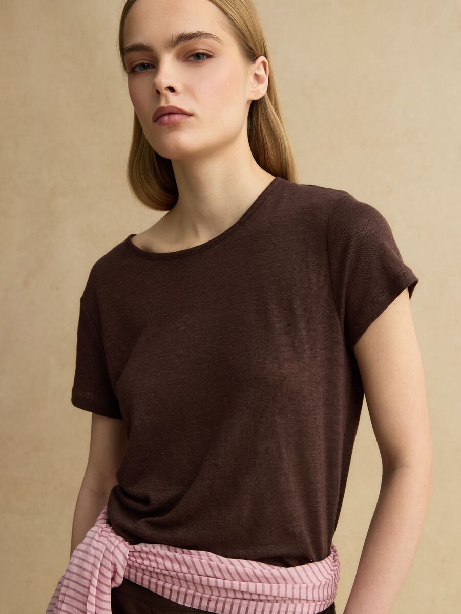 Camiseta marr&oacute;n de manga corta en lino puro, corte regular_0