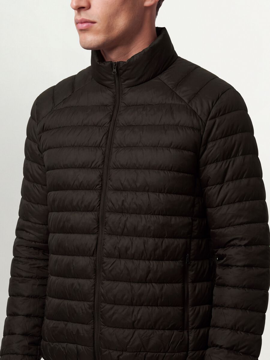 Chaqueta Ultralight marr&oacute;n acolchada, corte regular con cremallera_2