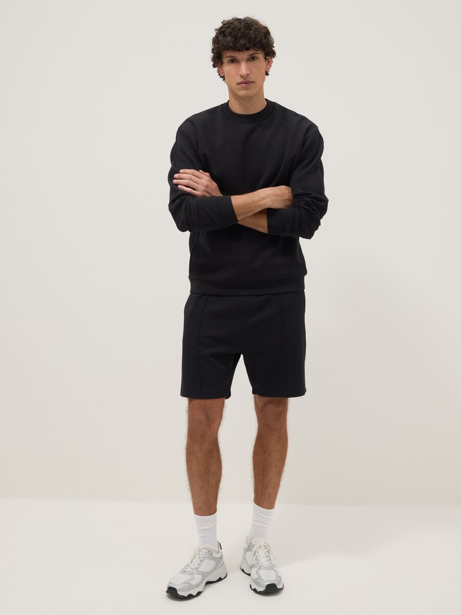 Schwarze Regular-Fit-Shorts aus Baumwollmix mit Kordelzug_0