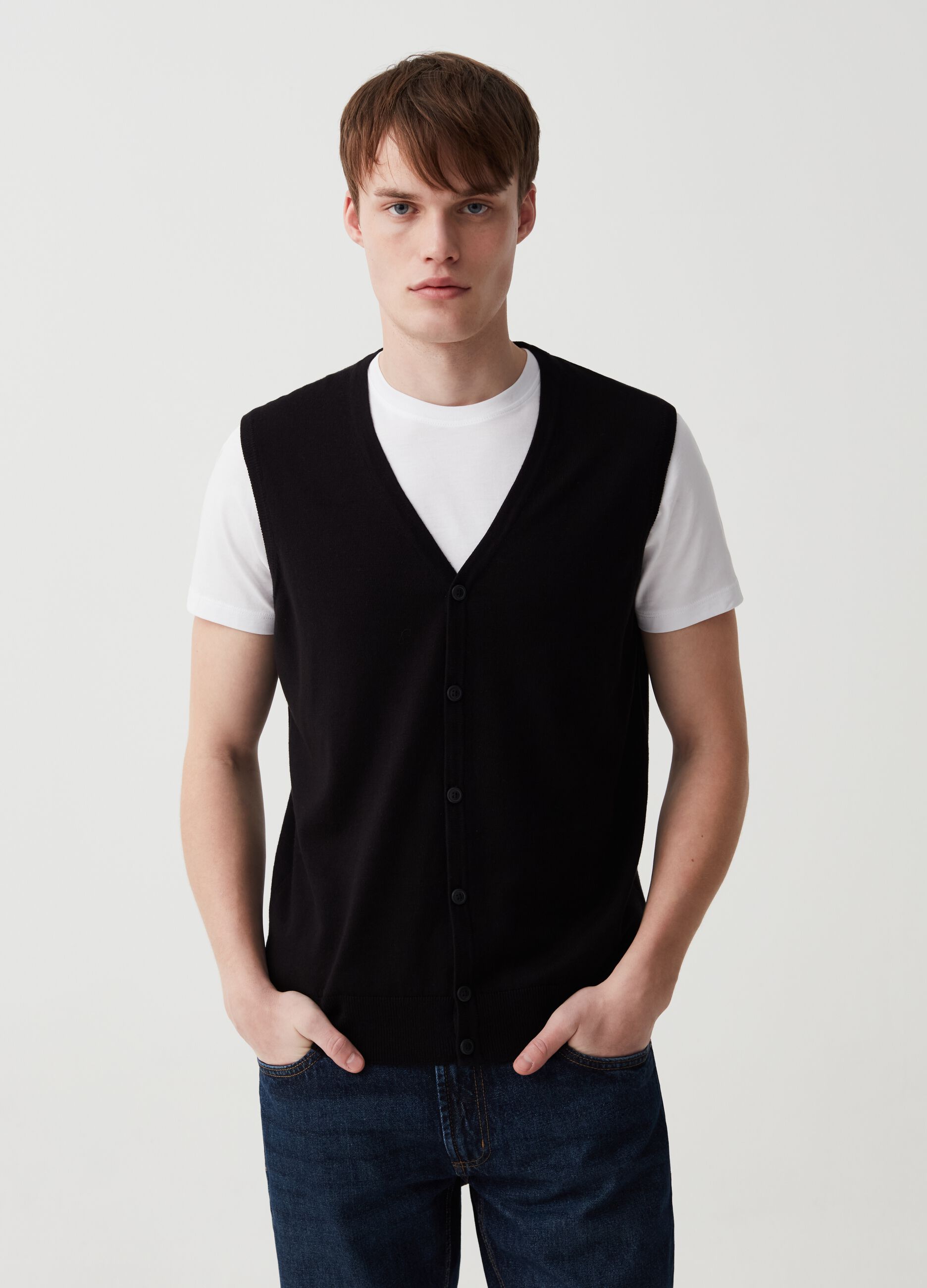 Gilet with V neck and buttons