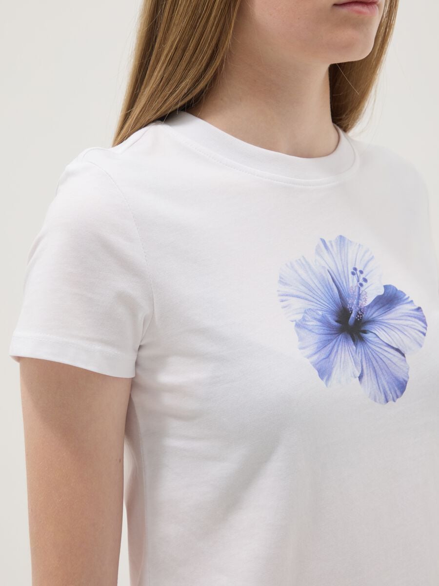 &Lambda;&epsilon;&upsilon;&kappa;ό T-shirt &alpha;&pi;ό 100% &beta;&alpha;&mu;&beta;ά&kappa;&iota; &mu;&epsilon; &phi;&lambda;&omicron;&rho;ά&lambda; &sigma;&tau;ά&mu;&pi;&alpha;_2