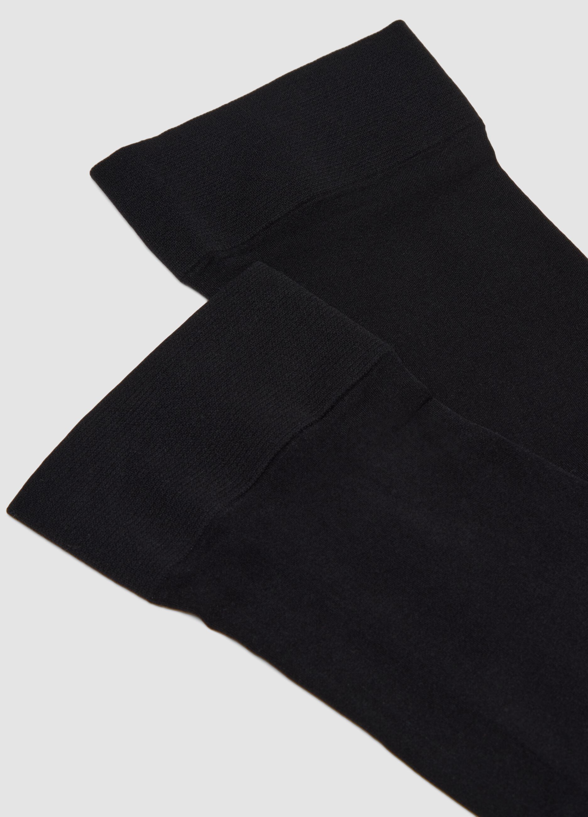 2-pack of black and red stretch ankle socks