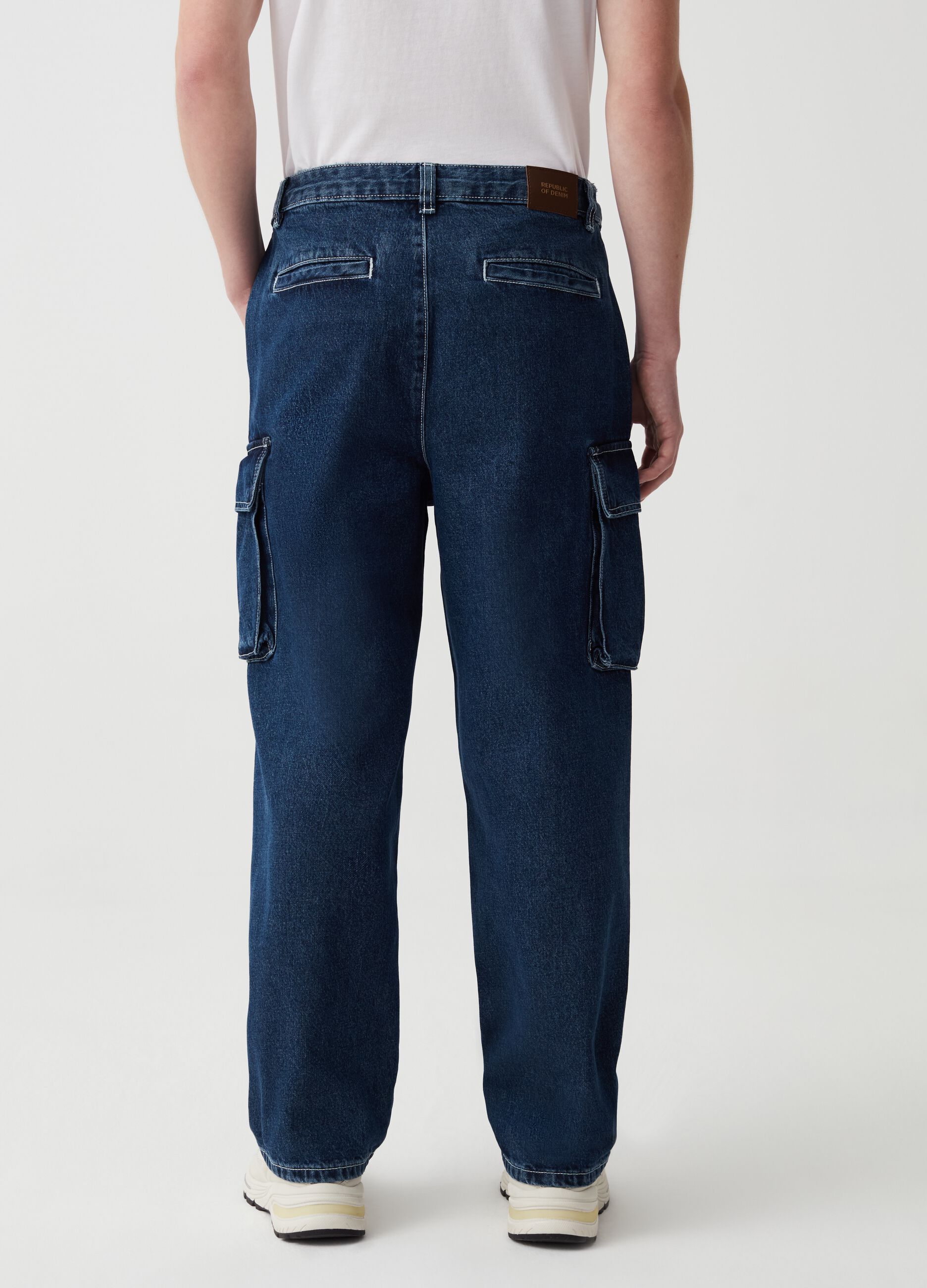 Jeans cargo wide leg con cuciture a contrasto