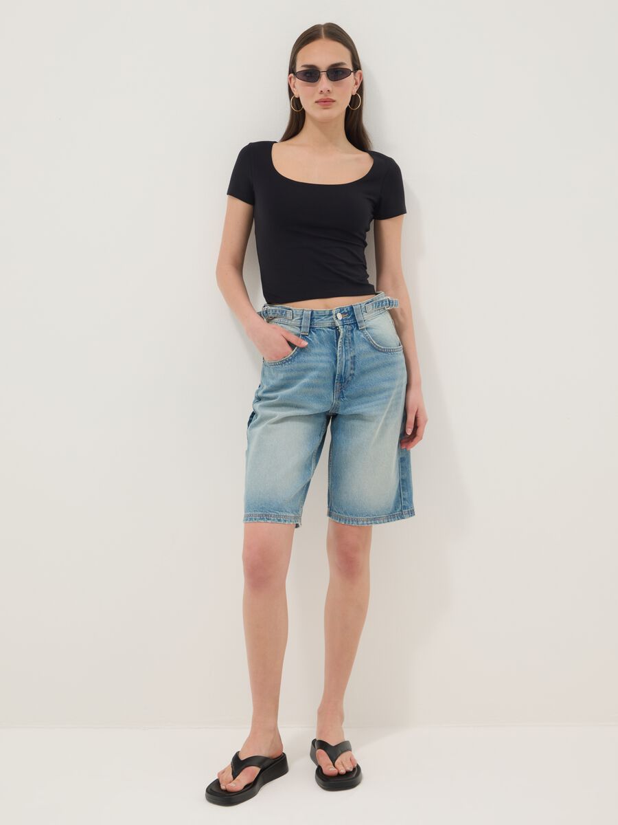 Camiseta negra de algod&oacute;n el&aacute;stico con escote cuadrado_2