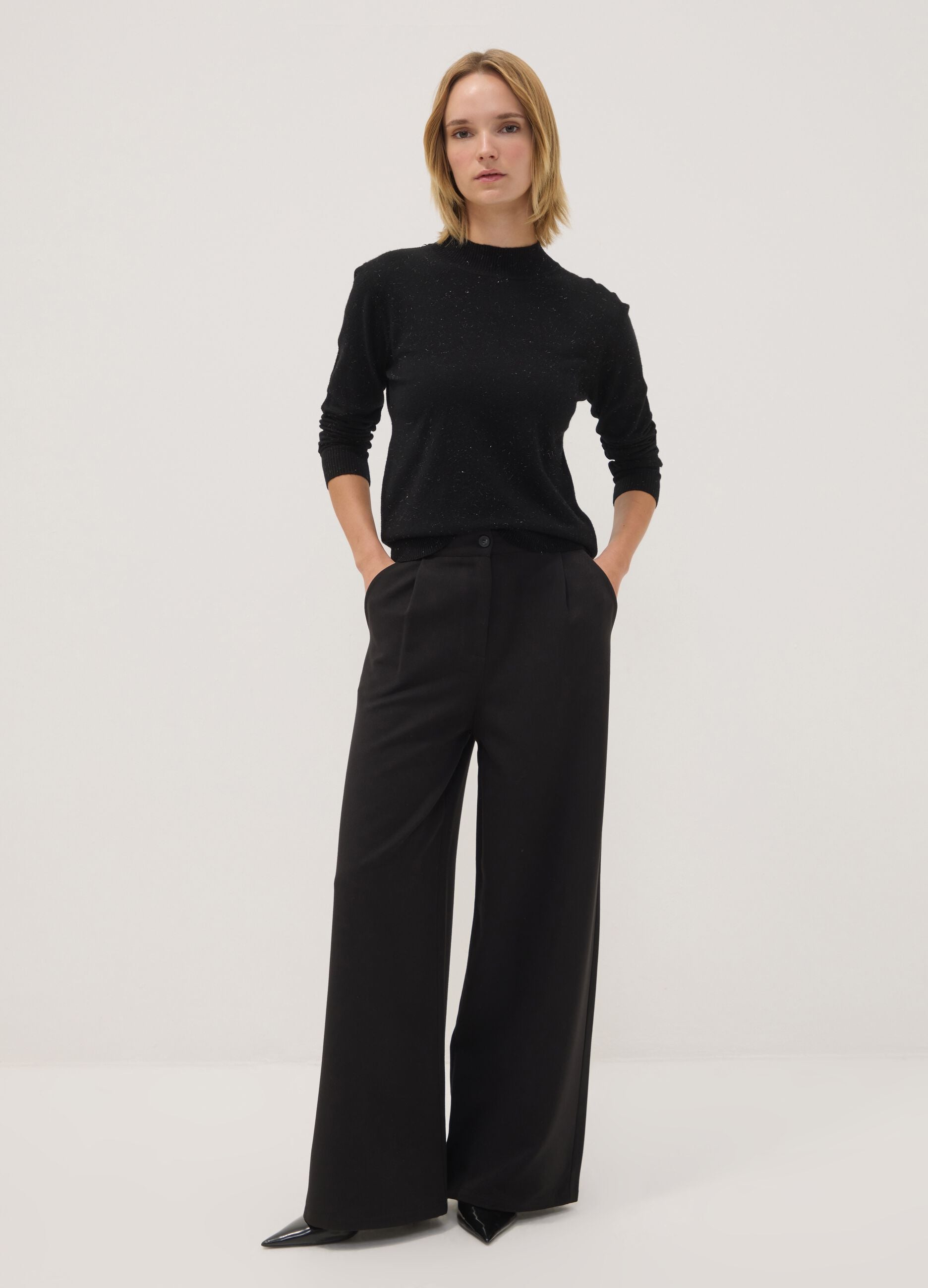 Schwarzer Pullover aus Viskosemix mit Stehkragen, Regular Fit