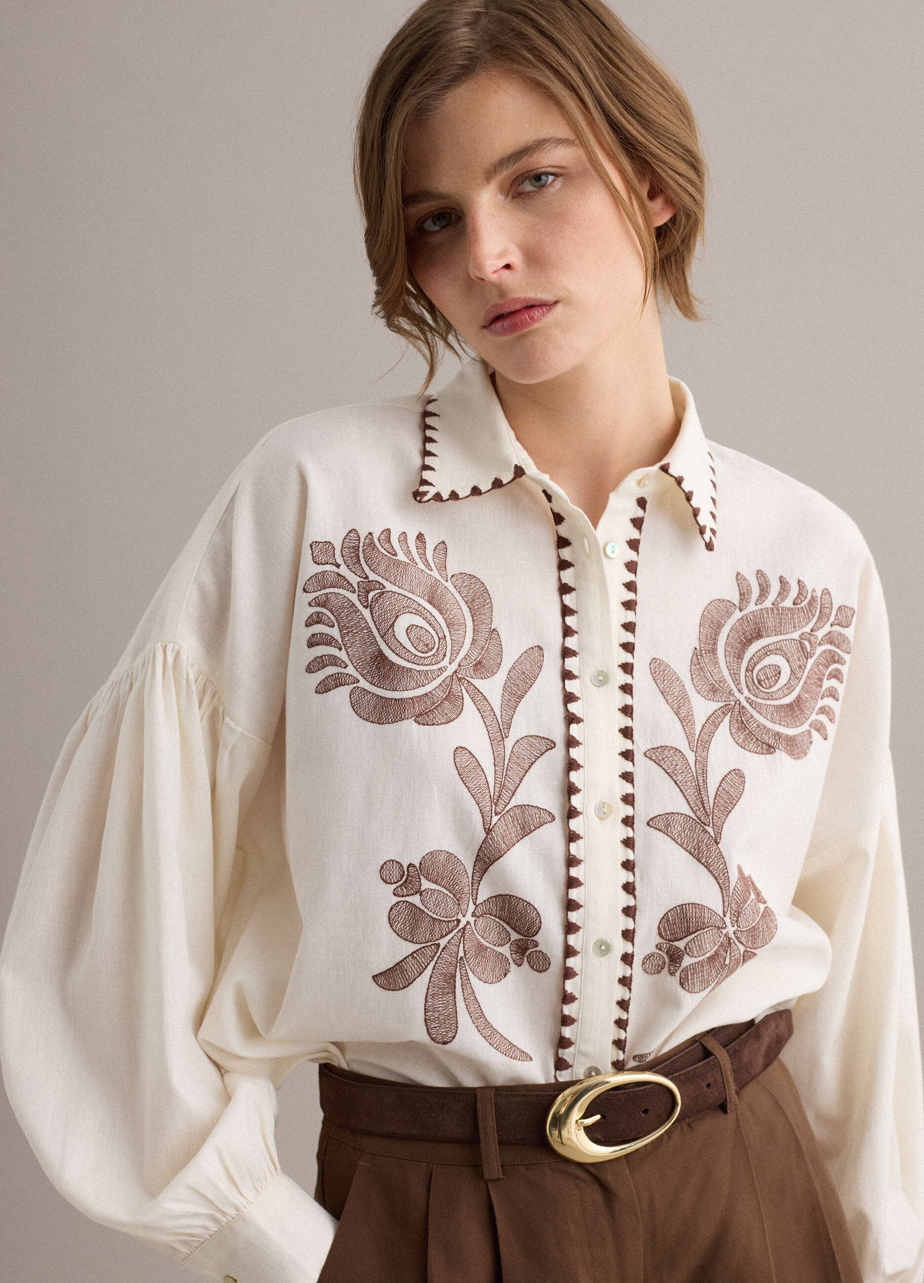 White cotton-linen blend shirt with floral embroidery