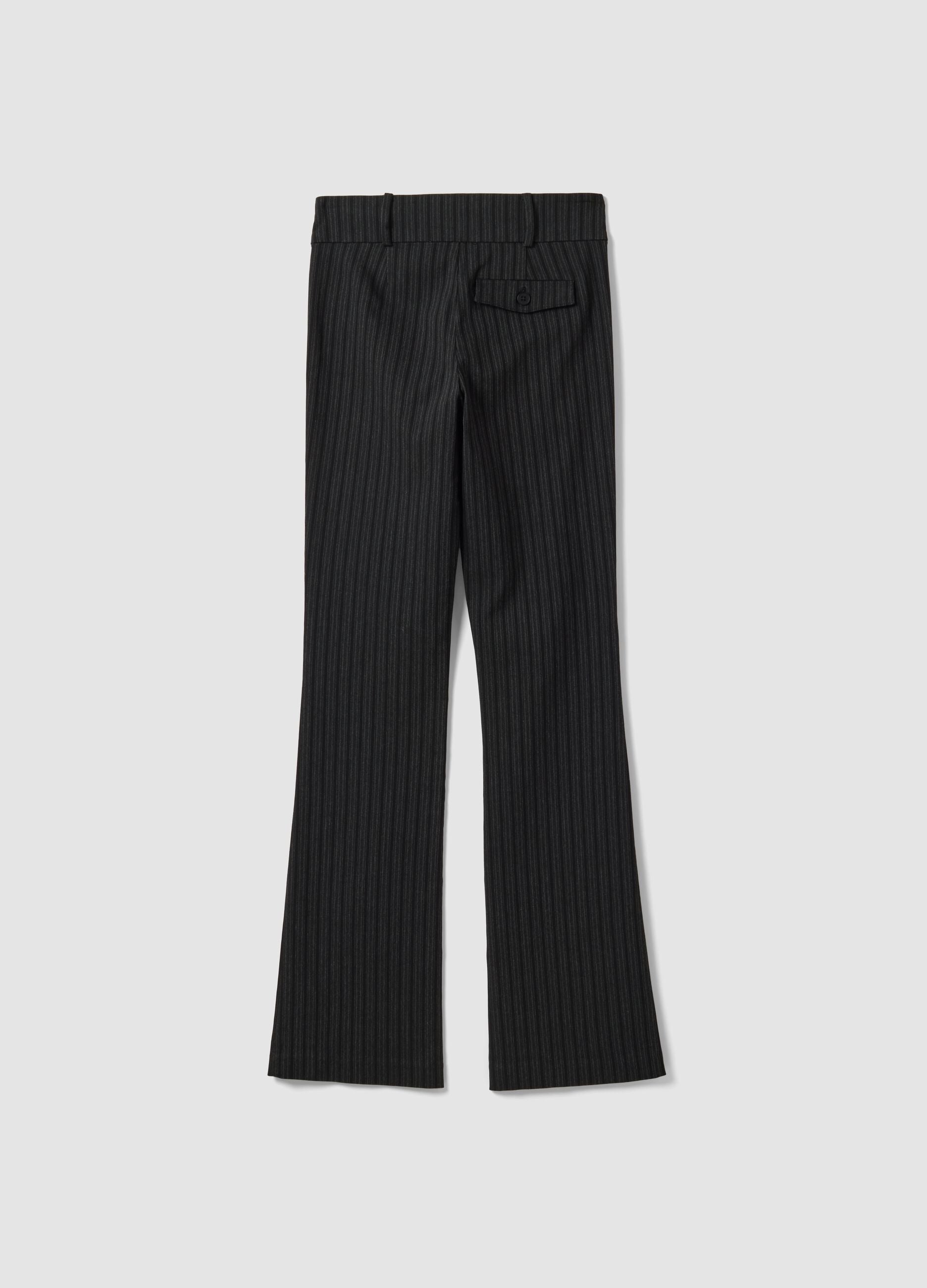 Pantaloni neri flare in viscosa elasticizzata con fantasia gessata