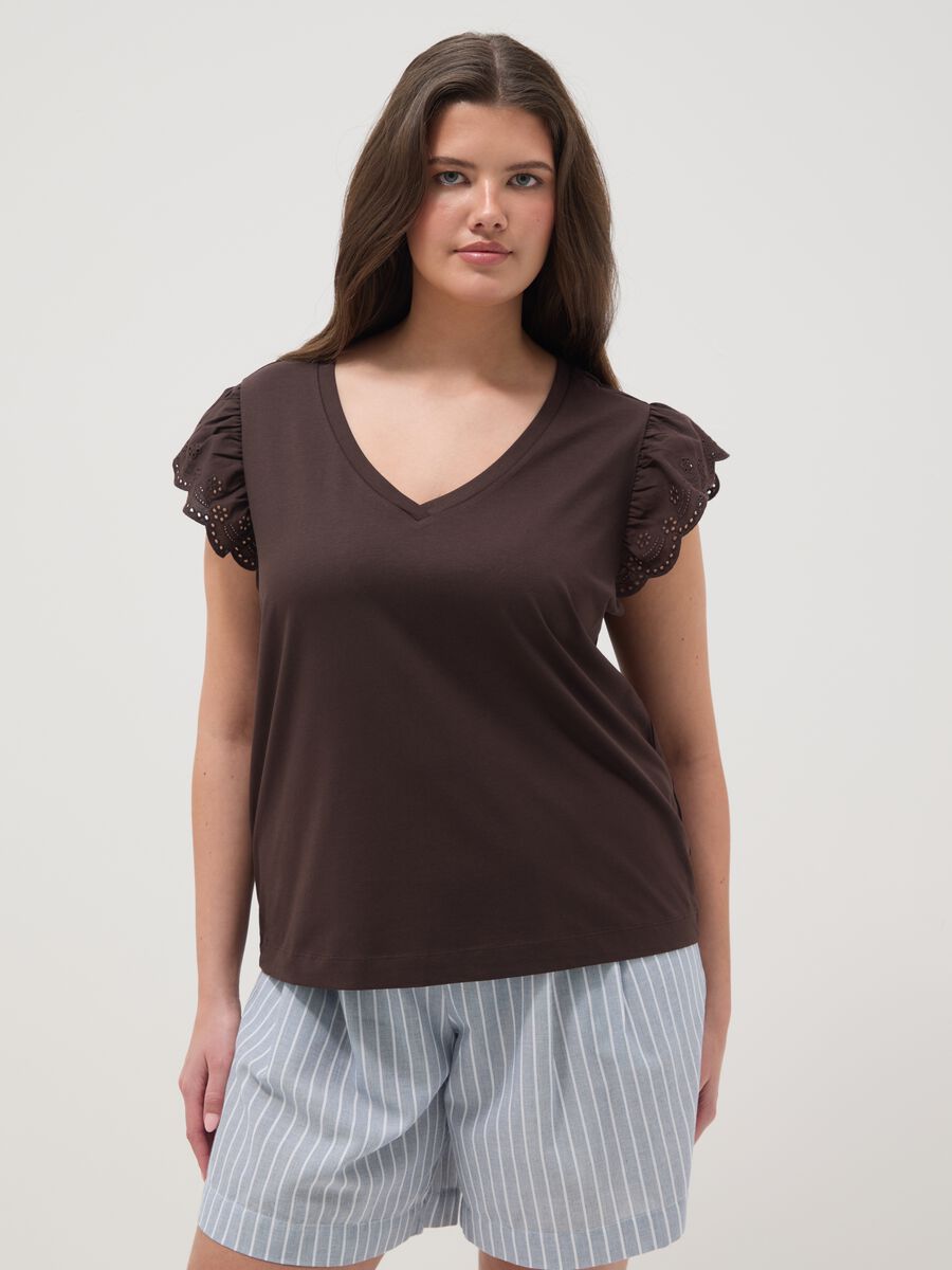 T-shirt marrone in cotone elasticizzato con maniche volant regular fit_1