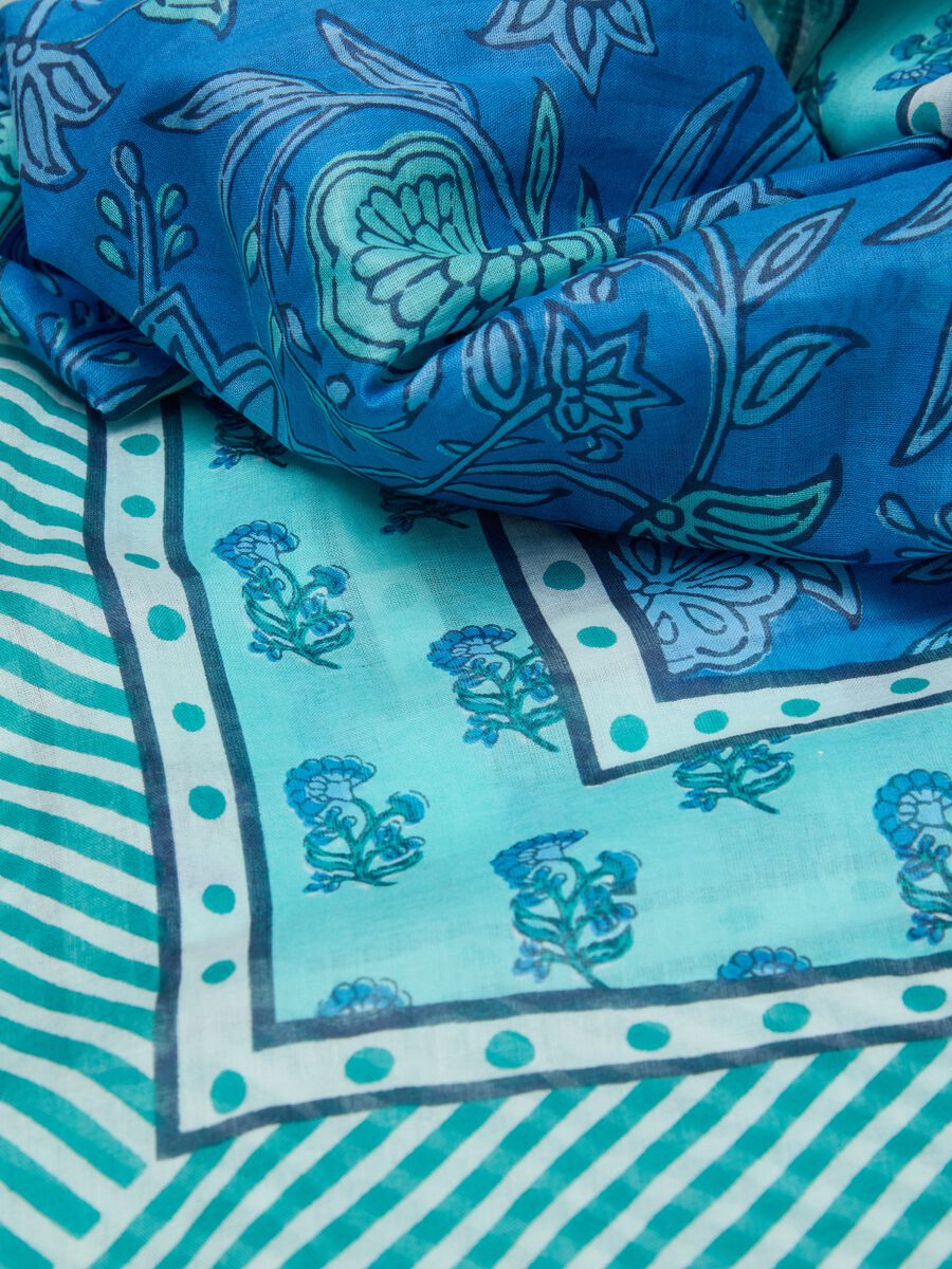 Foulard azul claro de algod&oacute;n puro con estampado floral_2