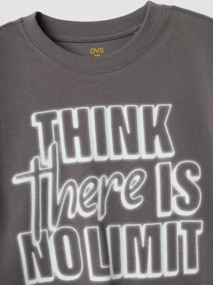 Graues T-Shirt mit Rundhalsausschnitt aus reiner Bio-Baumwolle_1