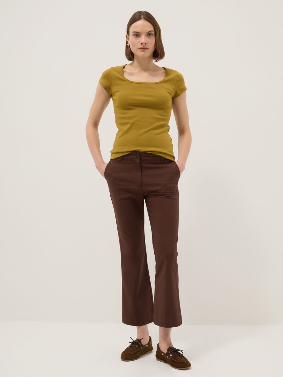 Gr&uuml;nes, figurbetontes T-Shirt aus Stretch-Baumwolle mit eckigem Ausschnitt_1