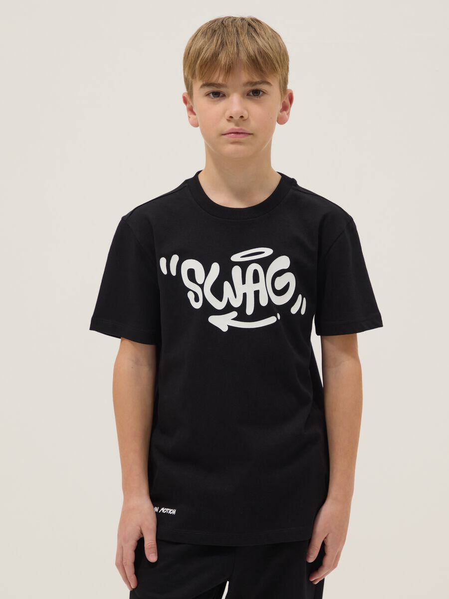 Jungen-T-Shirt aus schwarzer reiner Baumwolle Regular Fit mit Swag-Aufdruck_0