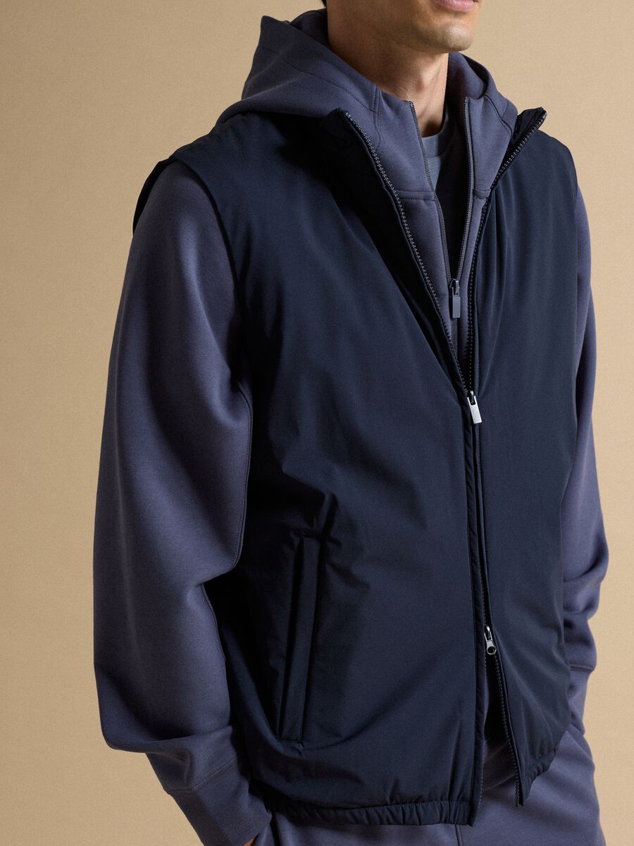 Blaues Gilet aus Stretchgewebe mit Rei&szlig;verschluss_3