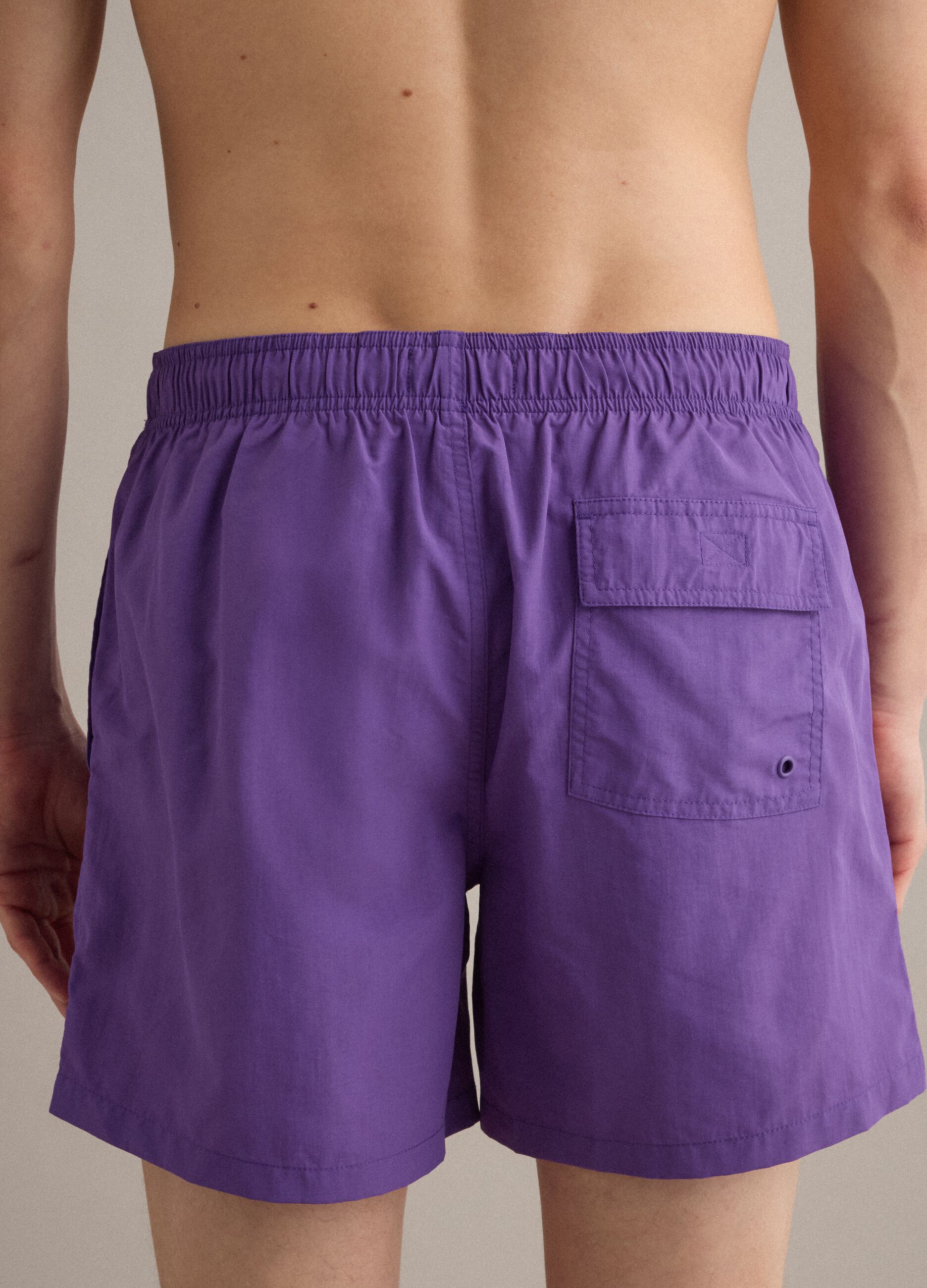 B&oacute;xer de ba&ntilde;o violeta con cintura el&aacute;stica y cord&oacute;n