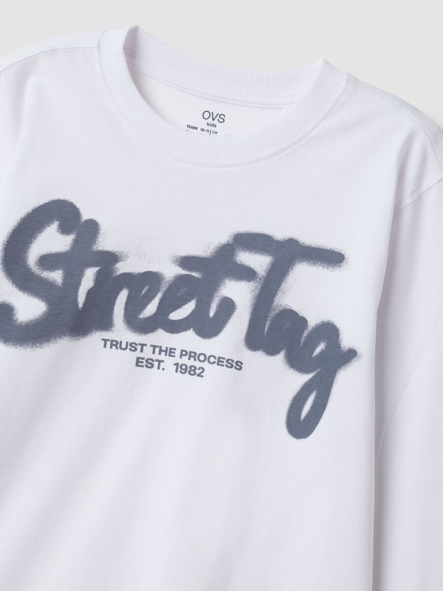 T-shirt bianca in puro cotone organico con stampa "Street Tag" per ragazzo_2