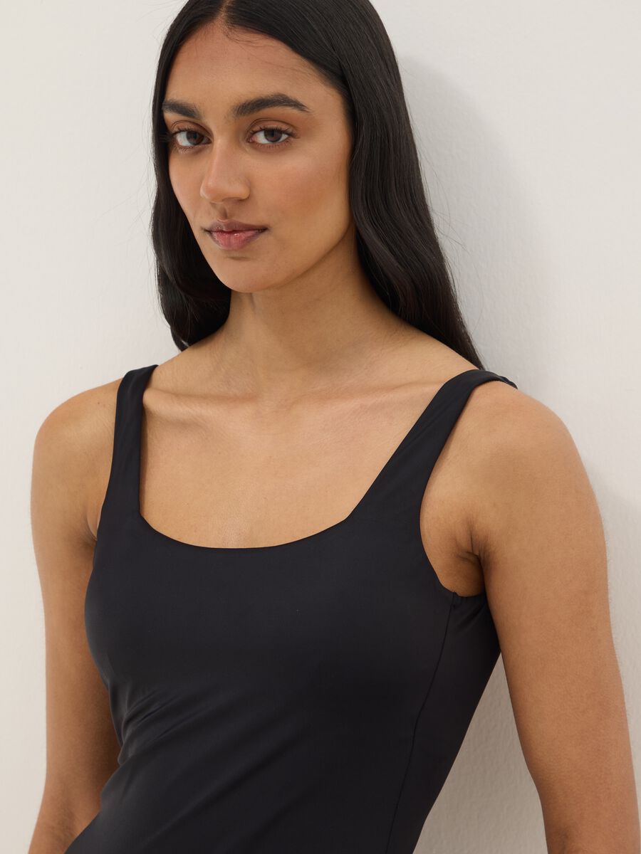 Schwarzer, elastischer Badeanzug mit Polstern_3