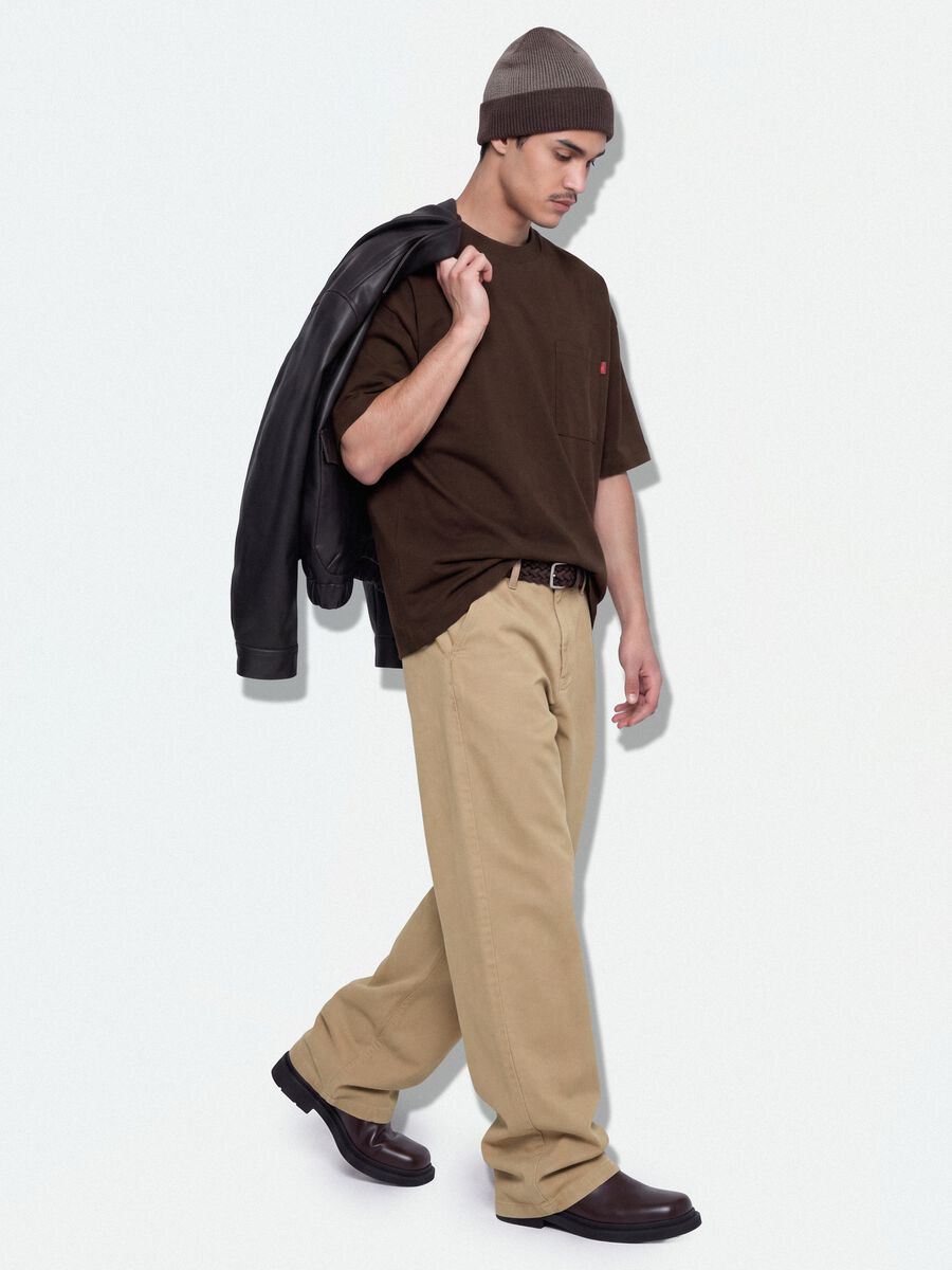 T-shirt castanha em puro algod&atilde;o com bolso, corte boxy_0