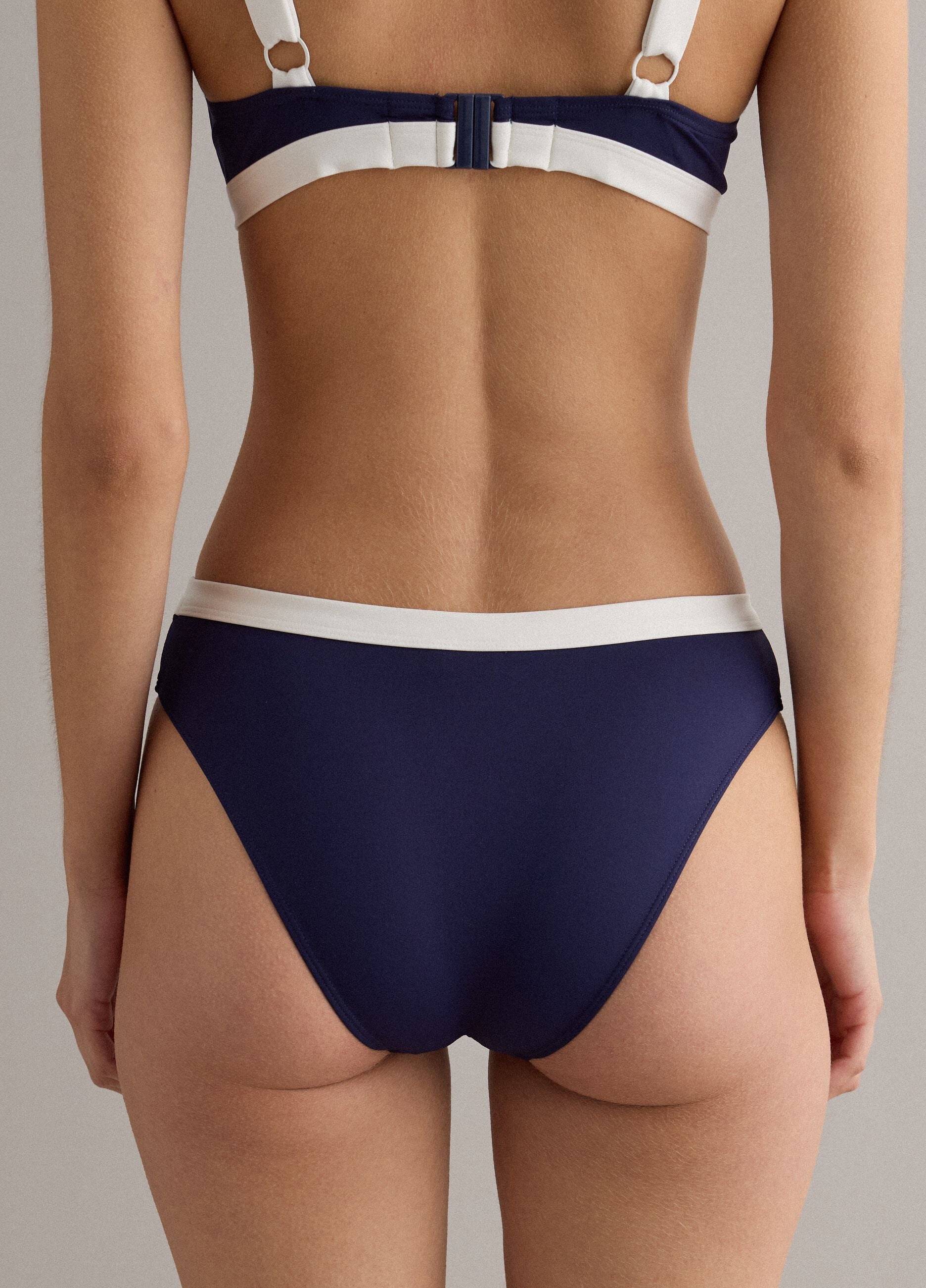 Blaue Bikinihose aus elastischem Material
