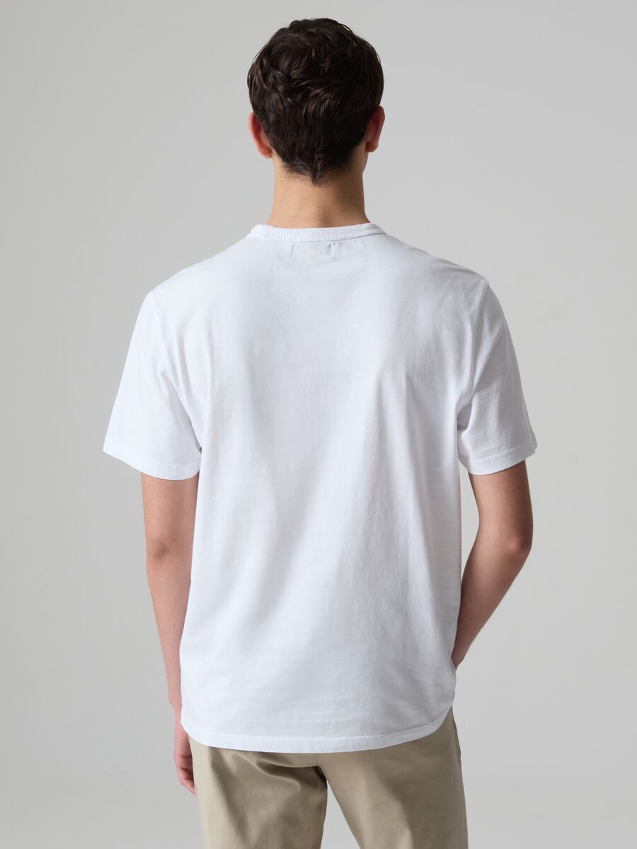 T-shirt with round neck and pocket_2