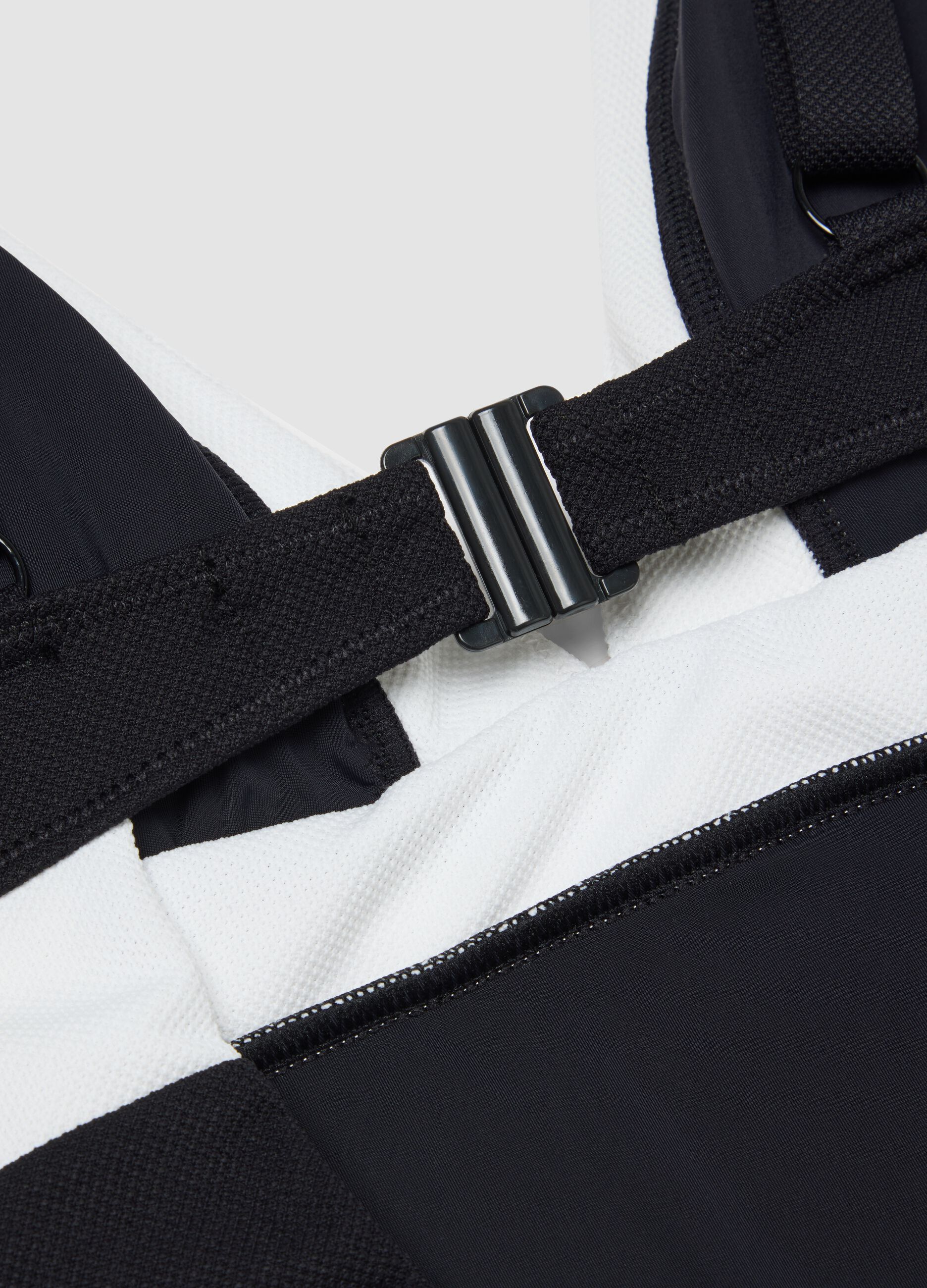 Ba&ntilde;ador de una pieza negro de tejido el&aacute;stico con escote en V