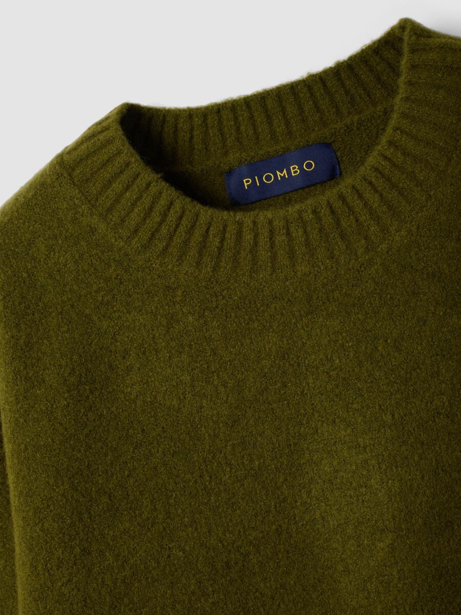 Maglione verde oliva in lana elasticizzata girocollo_2
