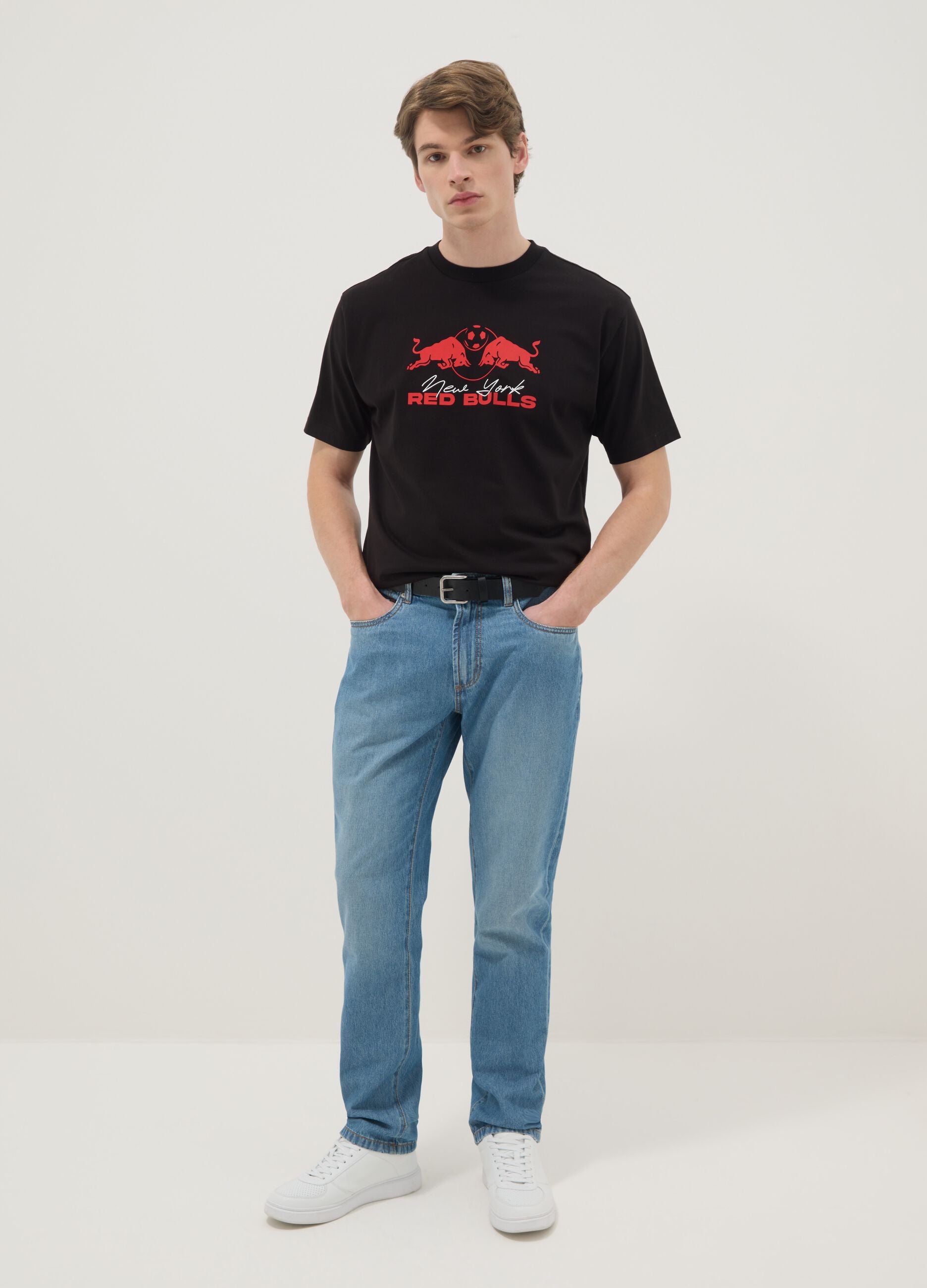 &Mu;&alpha;ύ&rho;&omicron; &kappa;&omicron;&nu;&tau;&omicron;&mu;ά&nu;&iota;&kappa;&omicron; t-shirt &alpha;&pi;ό &kappa;&alpha;&theta;&alpha;&rho;ό &beta;&alpha;&mu;&beta;ά&kappa;&iota; regular fit Red Bulls